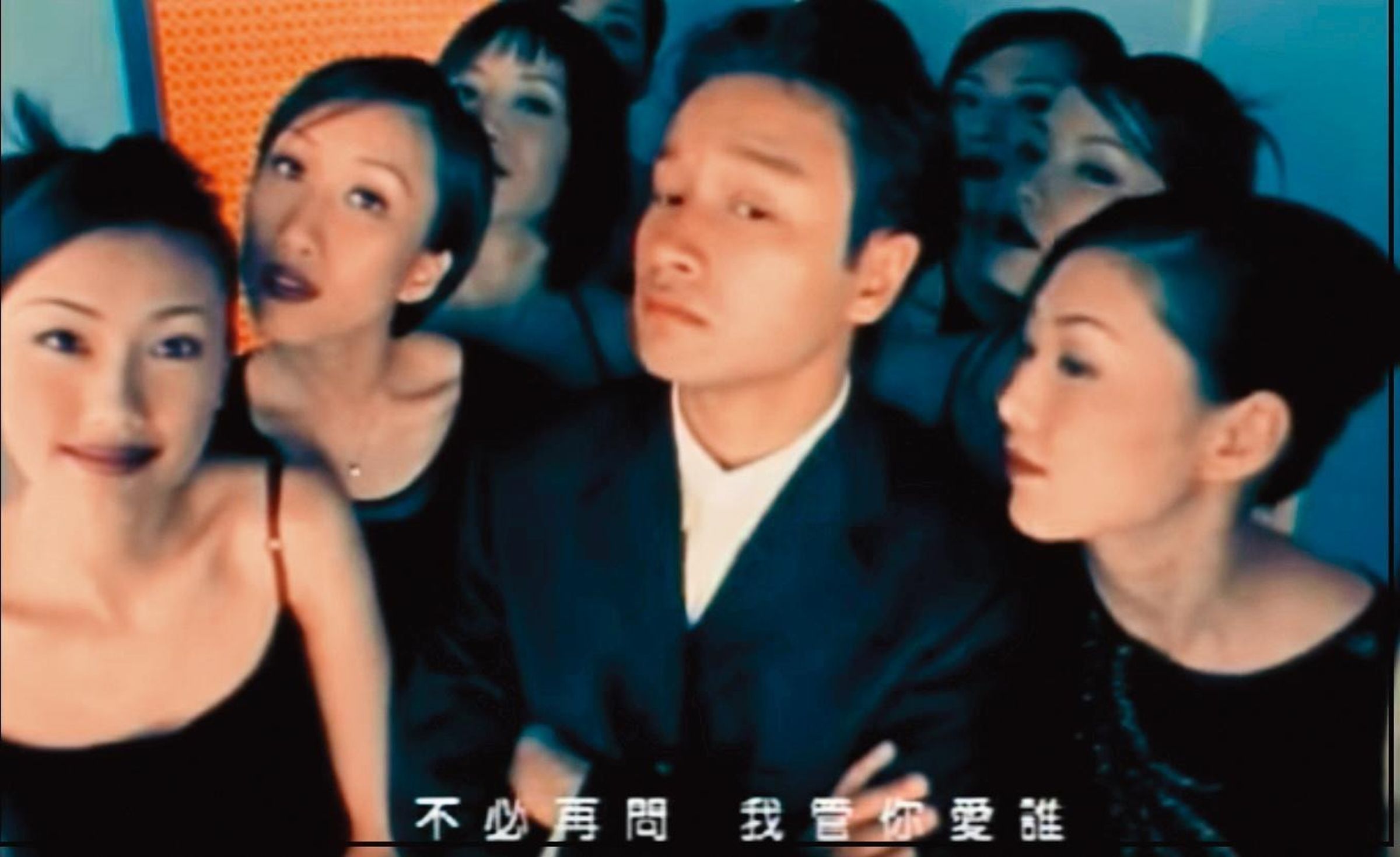 林姮怡(左一)還在當模特兒時,曾在張國榮的MV中露臉。(翻攝自滾石YouTube)
