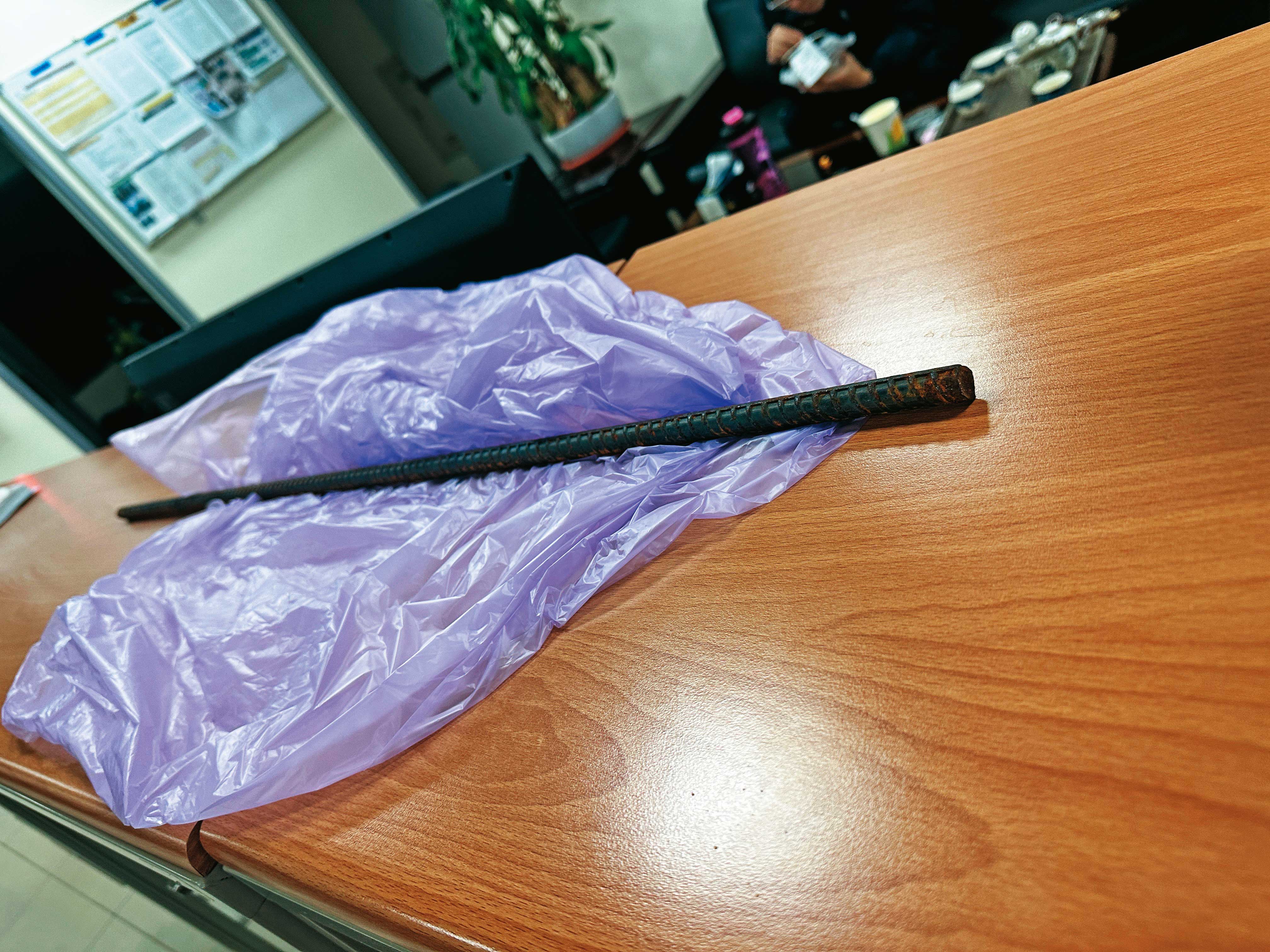 少年攻擊C小姐後，帶著鐵棍（圖）到警局投案。（讀者提供）