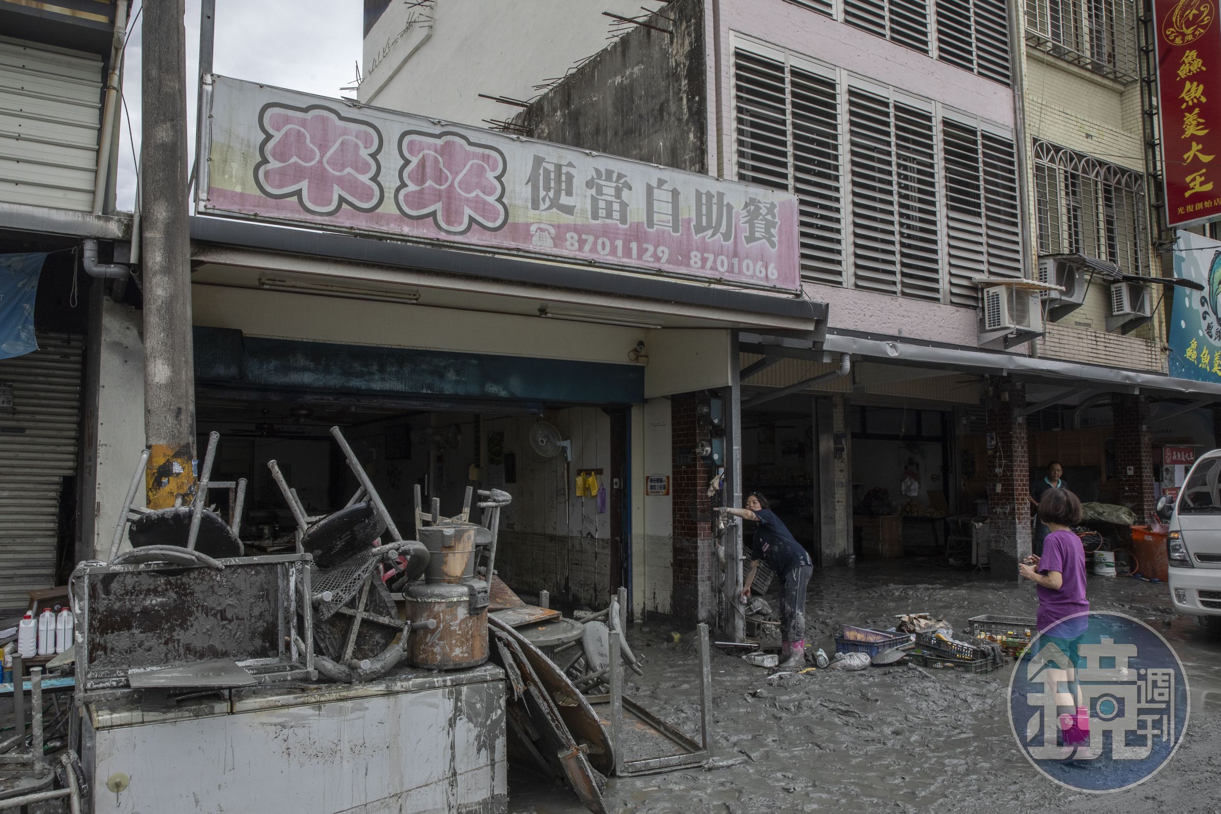 水災當日林稚晴家一樓的家電、家具都被沖倒毀壞，她只能躲在2樓避難。（受訪者提供）