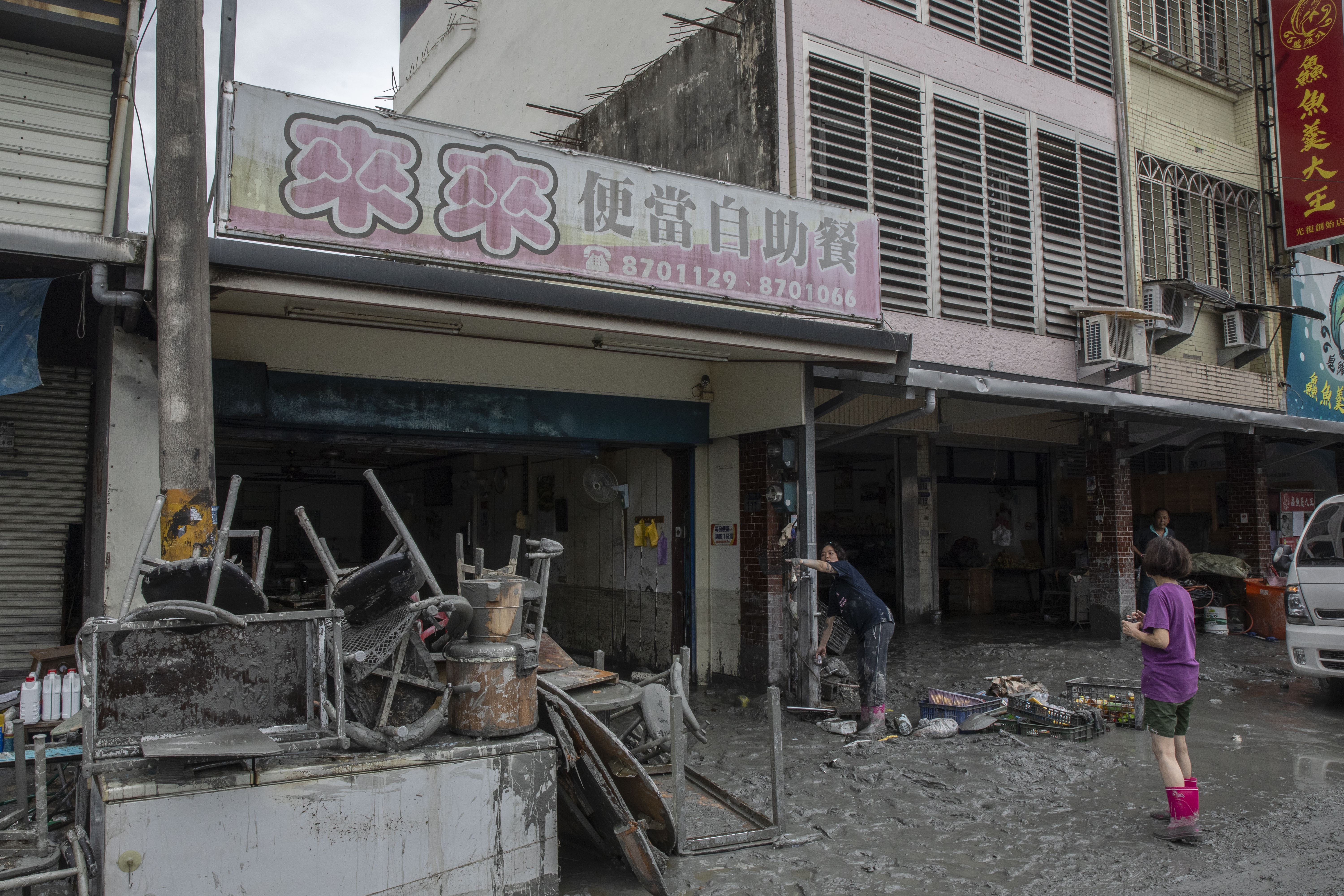 水災當日林稚晴家一樓的家電、家具都被沖倒毀壞，她只能躲在2樓避難。（受訪者提供）