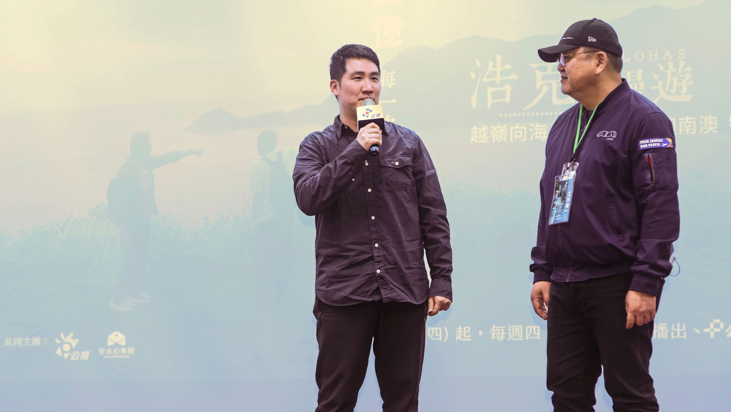 主持人王浩一之子王柏舜(左)出席特映會,右為節目製作人林彥輝。(公視提供)