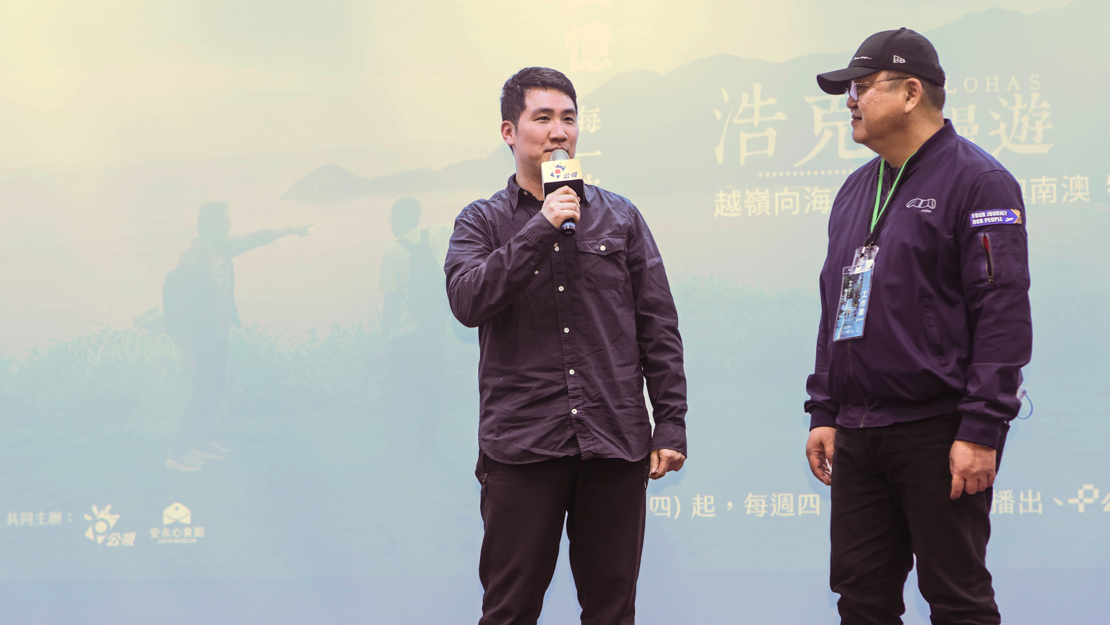 主持人王浩一之子王柏舜(左)出席特映會,右為節目製作人林彥輝。(公視提供)