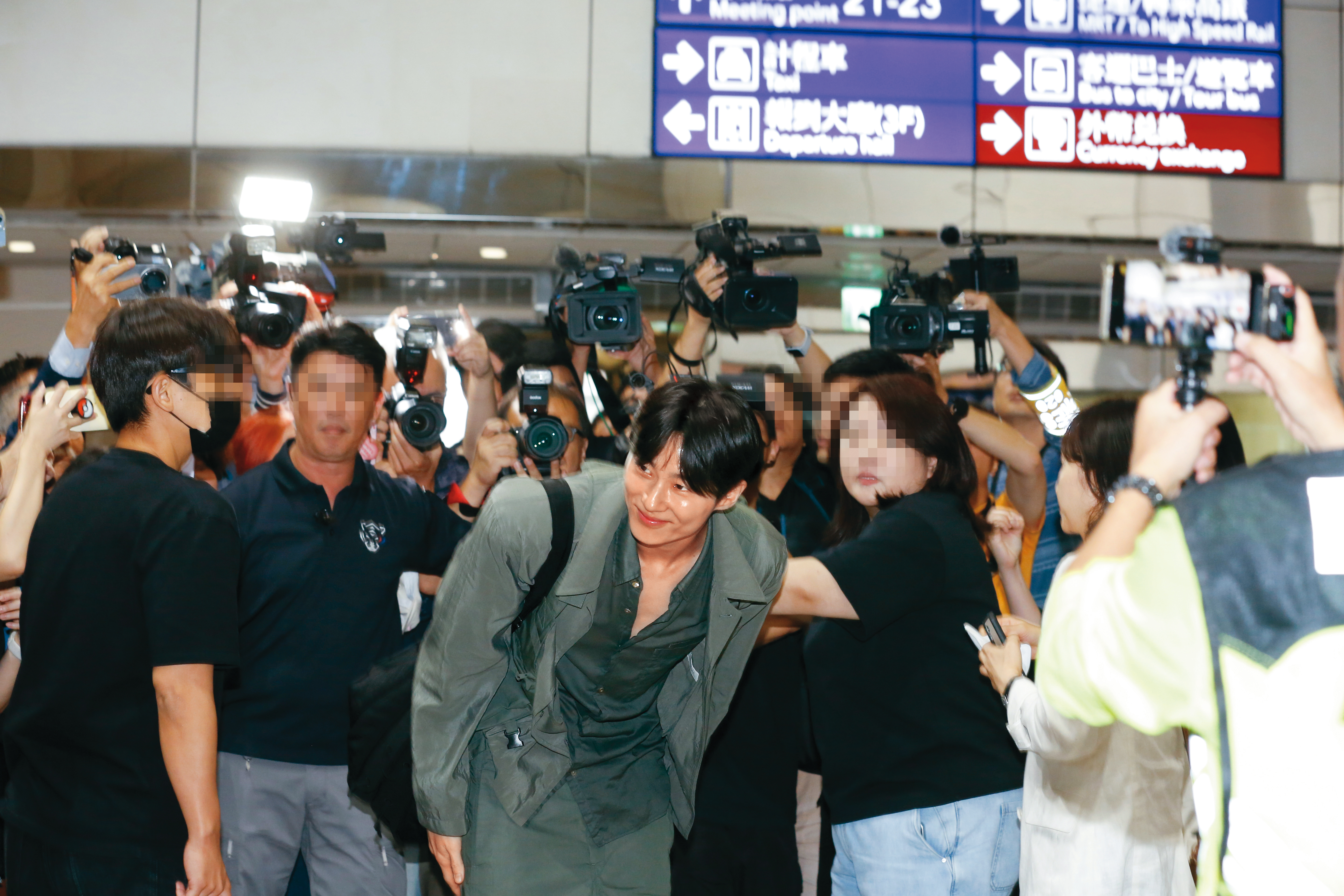 邊佑錫親切鞠躬，向接機粉絲致謝，順帶加碼放送胸肌福利，給過。