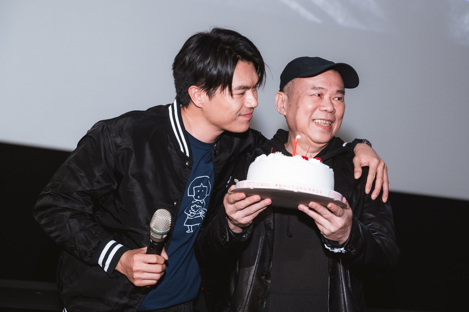 導演陳玉勳(右)驚喜現身,替即將生日的演員柯煒林(左)慶生。(華文創提供)