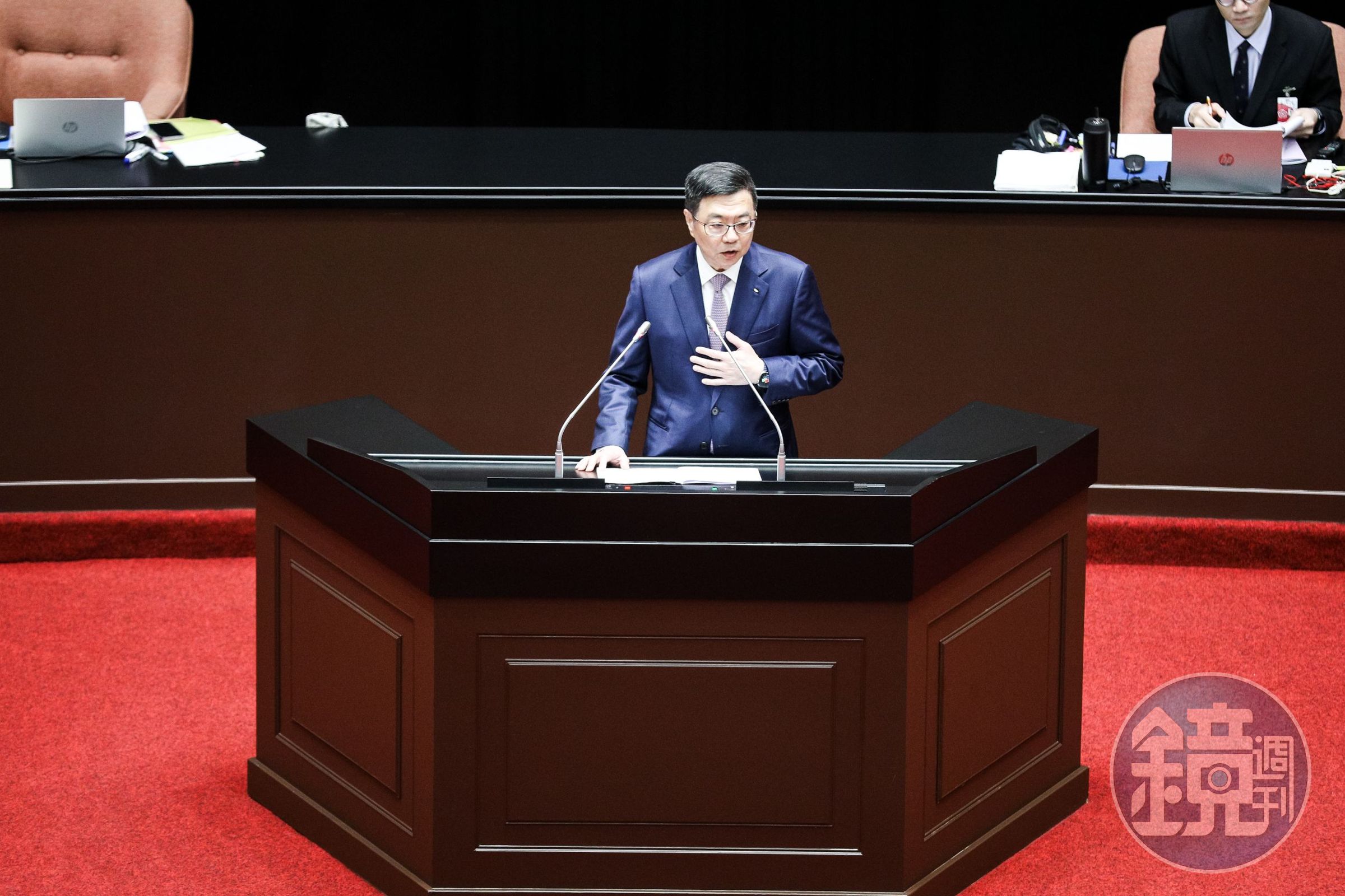 卓榮泰反問傅崐萁「我是藐視國會了嗎?」傅怒批要他謙虛。