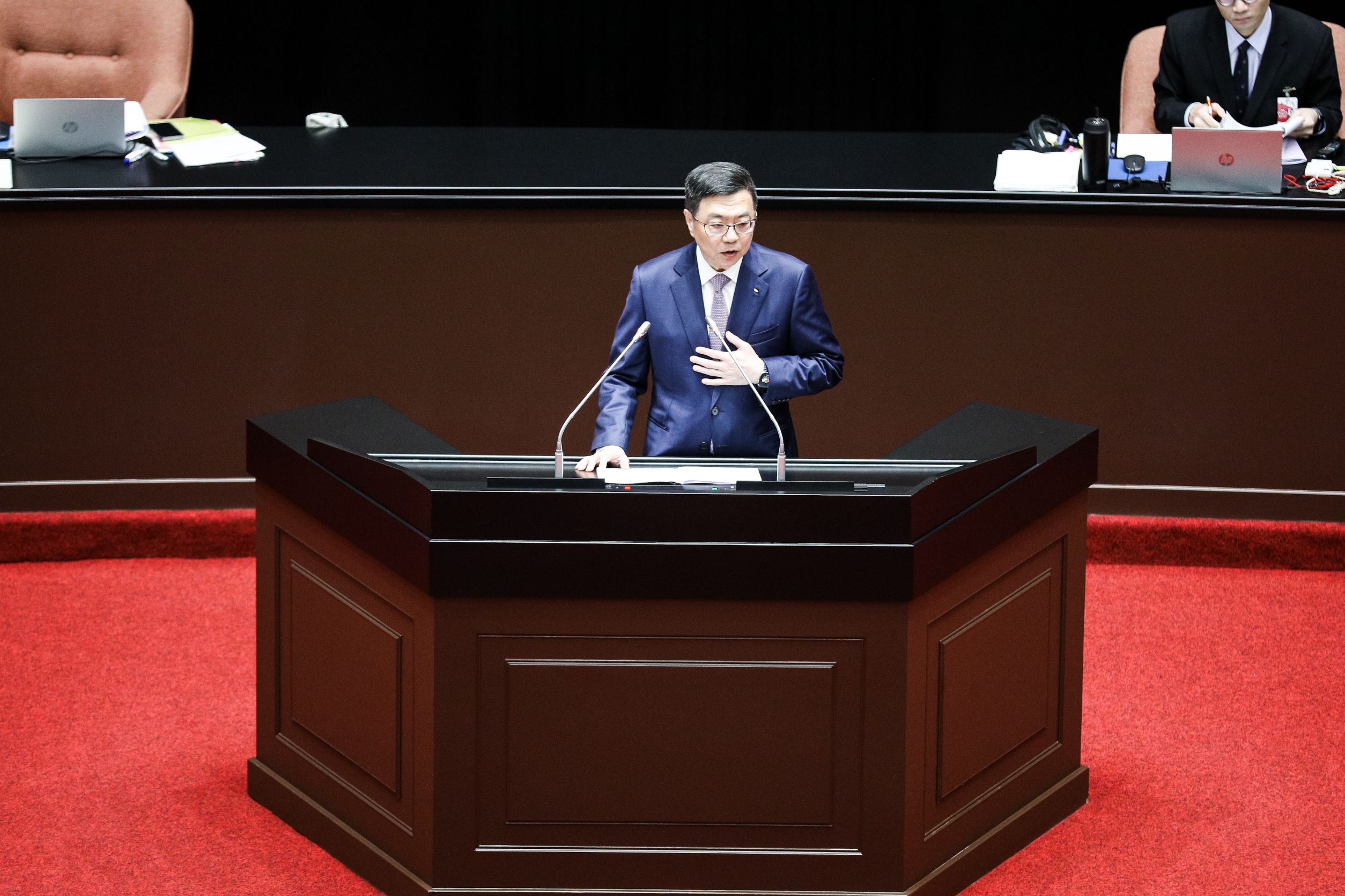 卓榮泰反問傅崐萁「我是藐視國會了嗎？」傅怒批要他謙虛。