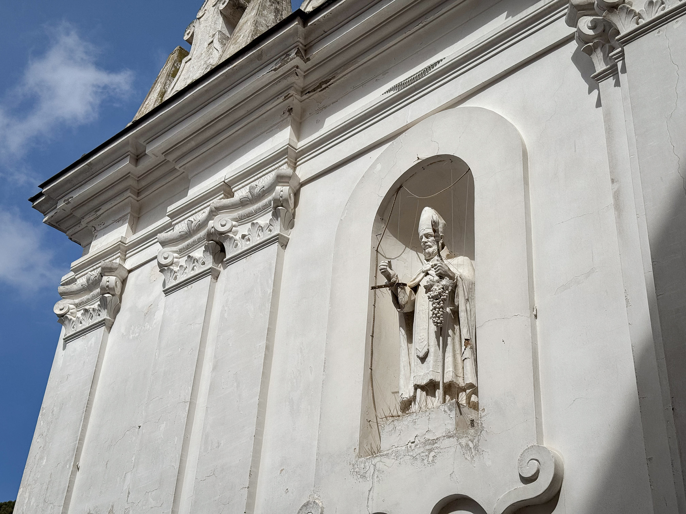 聖史蒂芬諾教堂(The Church of Santo Stefano)是島上最古老的兩座教堂之一,外牆上有許多雕塑。