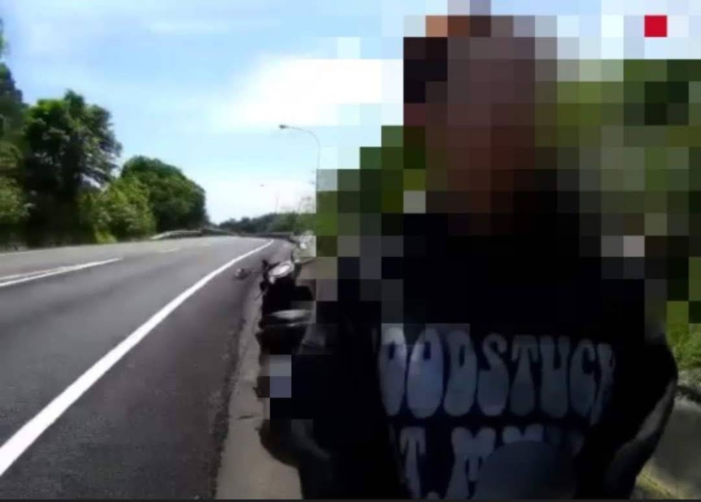 陳姓機車騎士因導航設定錯誤,導致誤闖國道,停在路肩等待警方救援。(翻攝畫面)