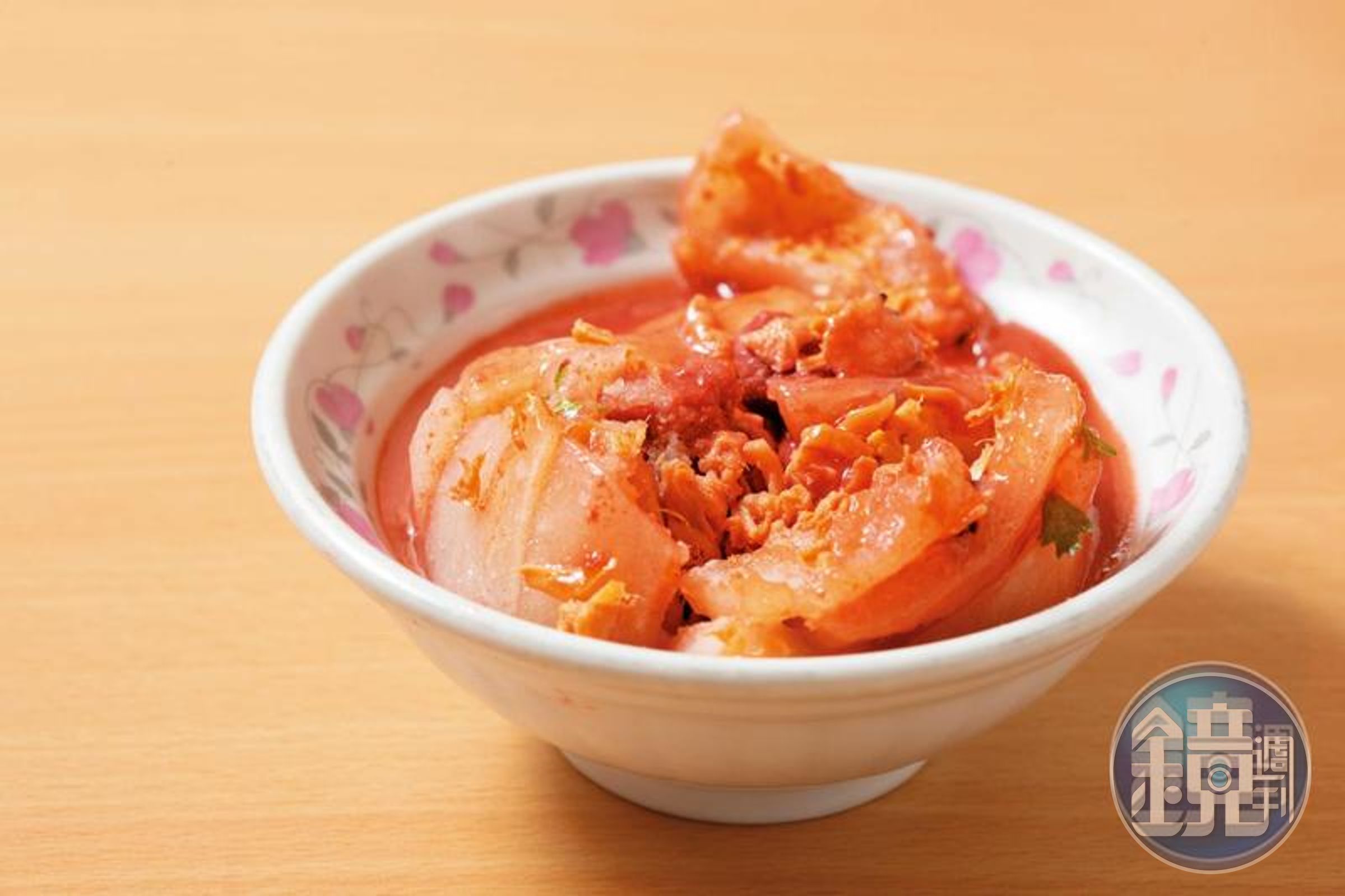 台北萬華傳承四代、源自新竹城隍廟的「川業肉圓」,裴社長品嚐後表示,紅糟入味,完美呈現新竹風味。(吳貞慧攝)