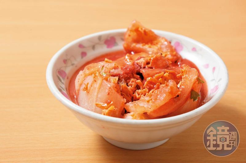 台北萬華傳承四代、源自新竹城隍廟的「川業肉圓」，裴社長品嚐後表示，紅糟入味，完美呈現新竹風味。(吳貞慧攝)