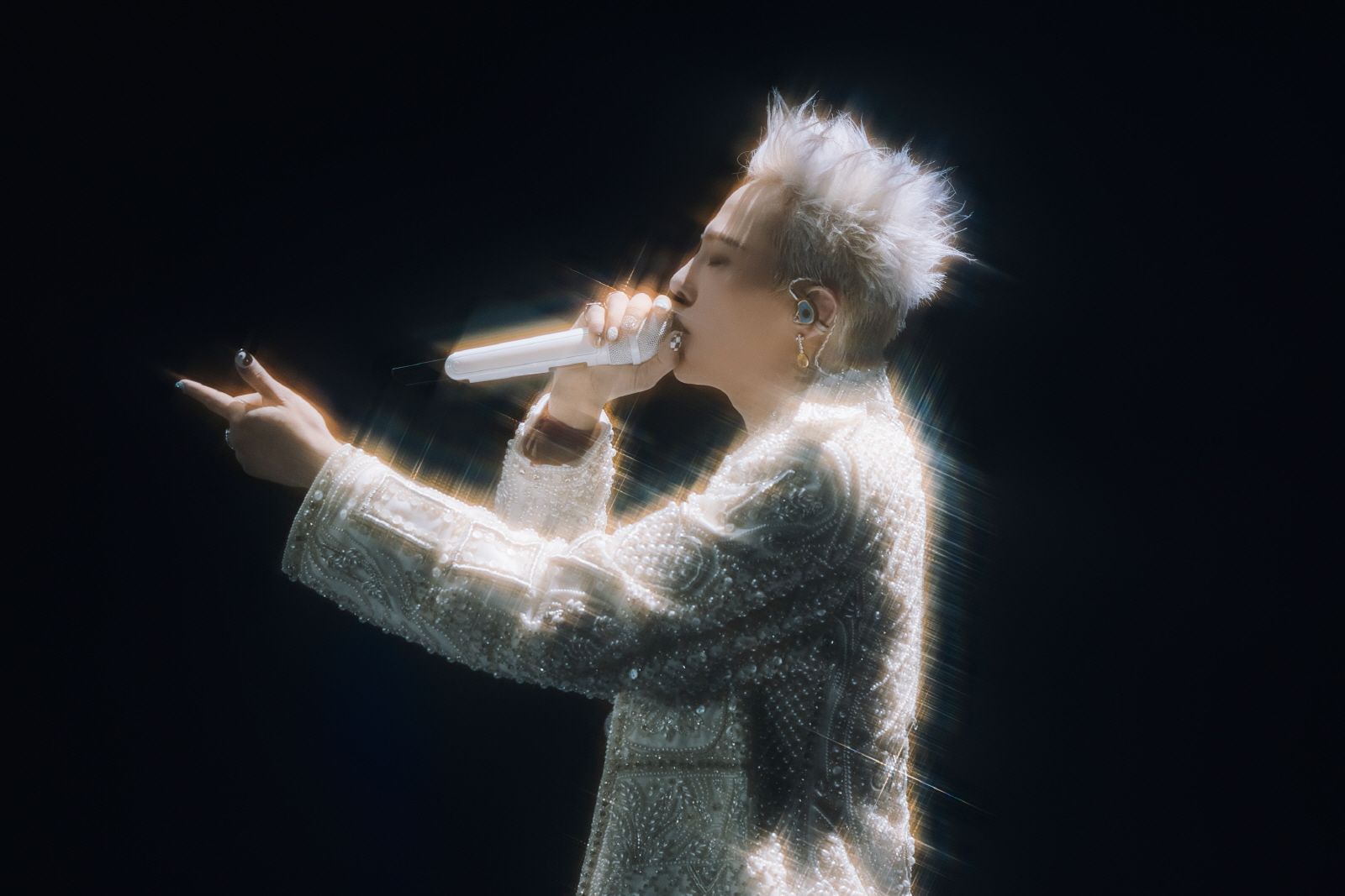 GD為演唱會變換7套造型，接近0度天氣開唱，華麗的外套裡面只有單薄的衣物。（Galaxy Corporation提供）