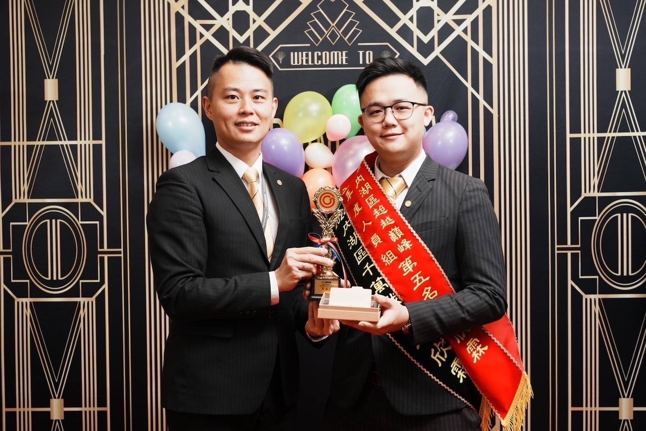 卓欣霖（圖右）從機場免稅店銷售轉職到永慶房屋，成功創下百萬年薪。（永慶房產集團提供）