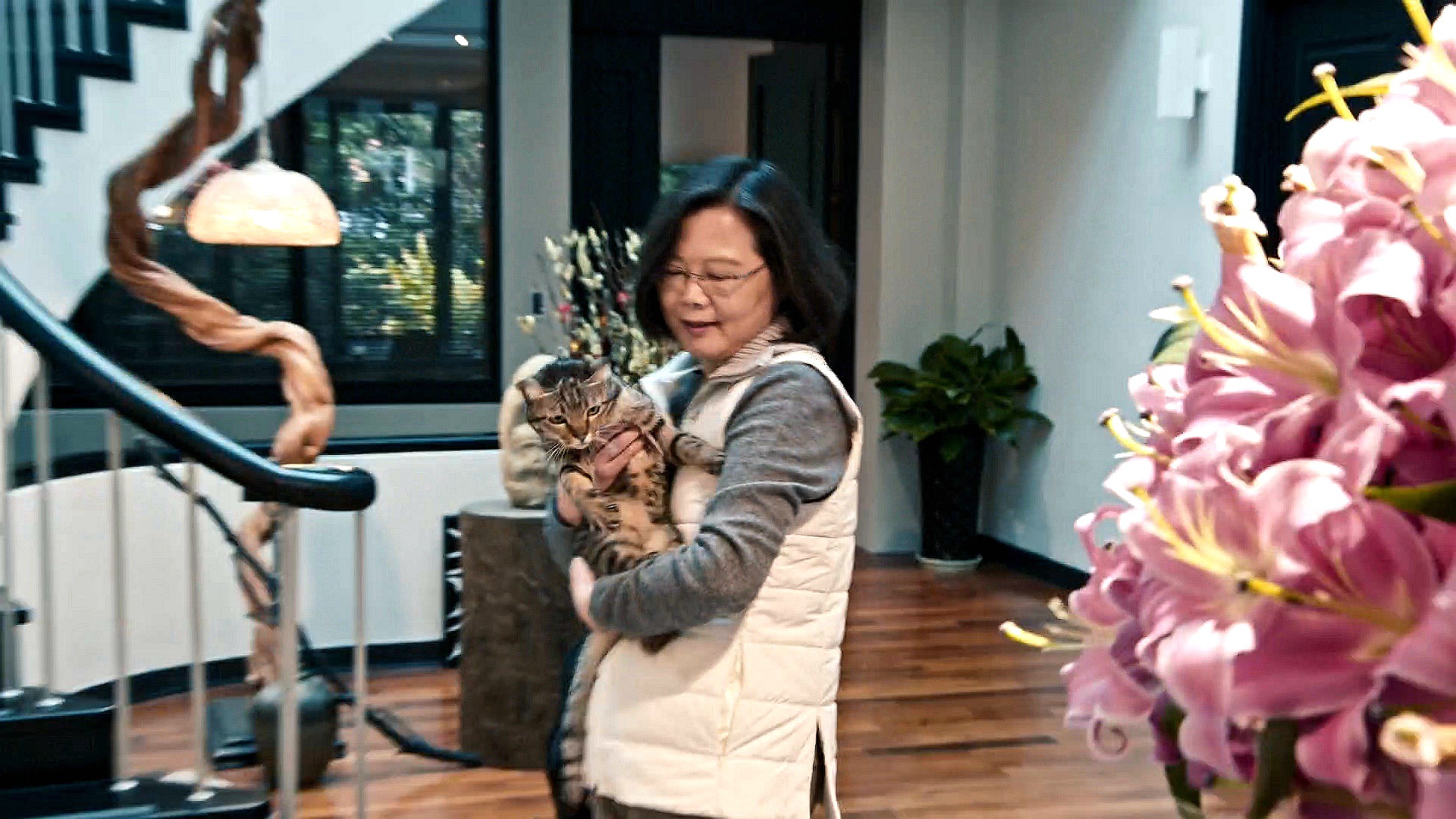 蔡英文在總統任內接受葛靜文採訪並拍攝《看不見的國家》，愛貓的出現為蔡英文加了很多分。（海鵬提供）