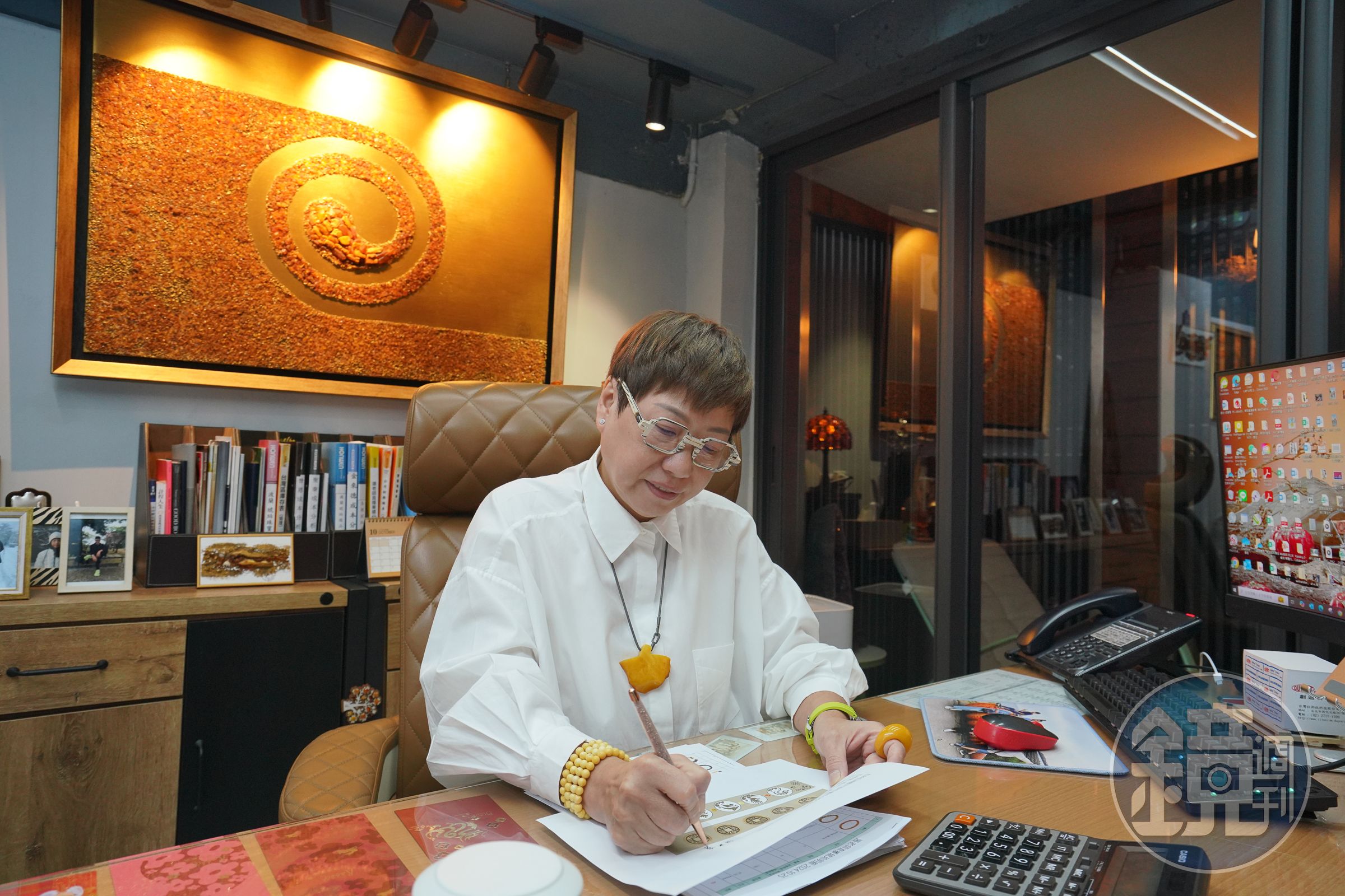 劉香秀經常構思琥珀文創商品。她的辦公室整齊乾淨，幾件琥珀藝術品也頗吸睛。