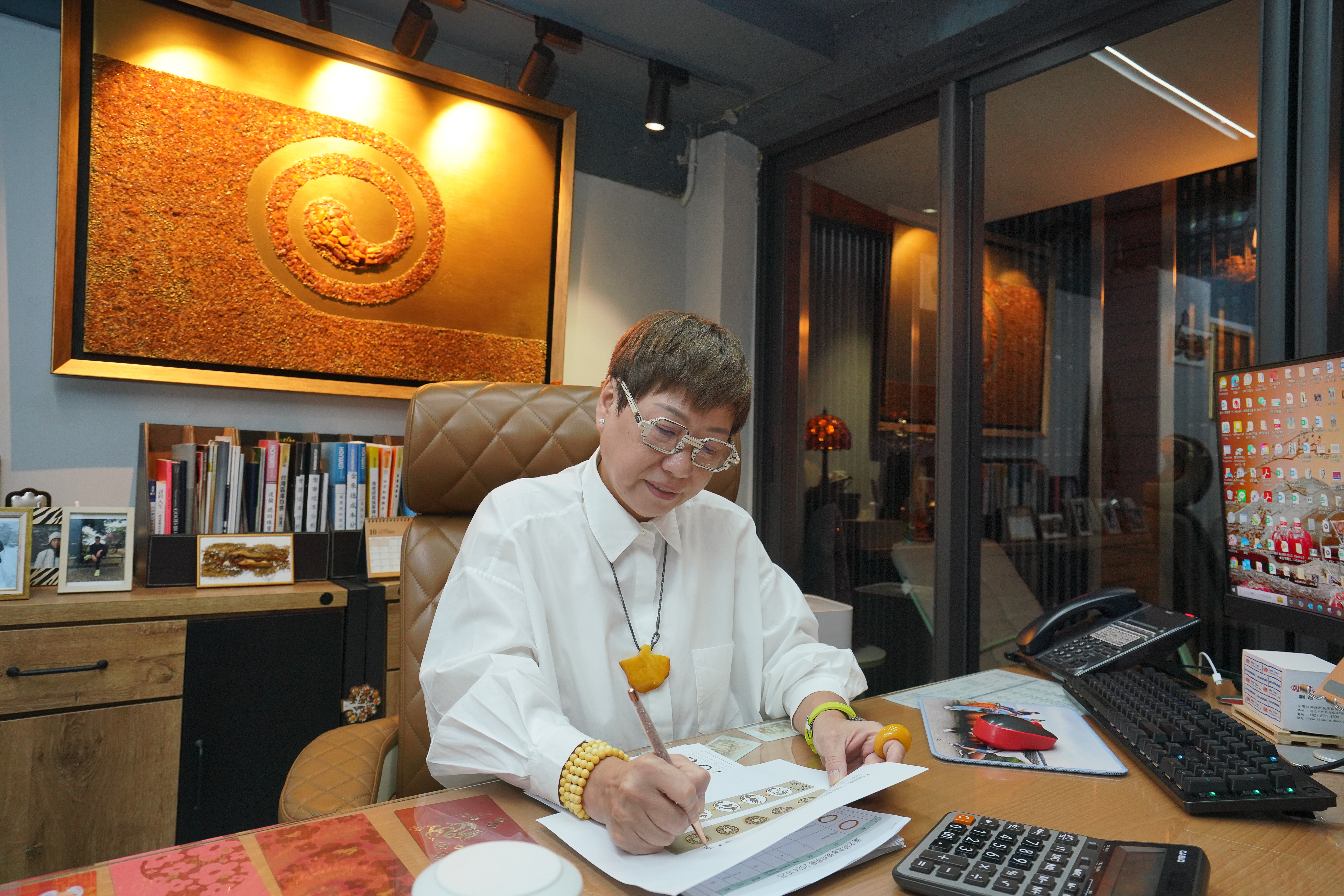 劉香秀經常構思琥珀文創商品。她的辦公室整齊乾淨，幾件琥珀藝術品也頗吸睛。