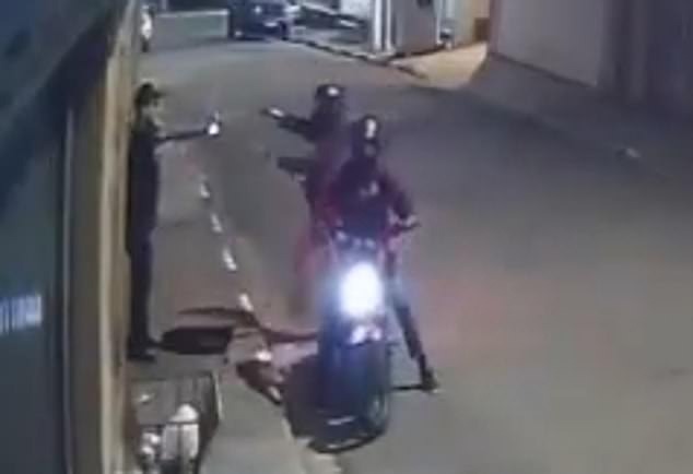 死亡現世報！搶匪持槍奪手機不知對方是武林高手，反被奪槍射殺。（翻自《每日郵報》）