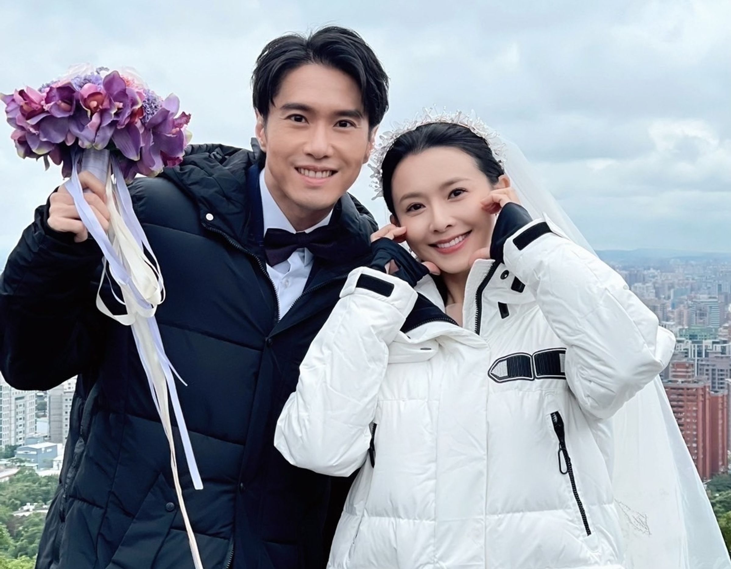 洪浩竣(左)跟吳婉君(右)《愛的榮耀》頂著低溫上山拍婚紗,兩人一黑一白的羽絨大衣稱「黑白配」。(民視提供)