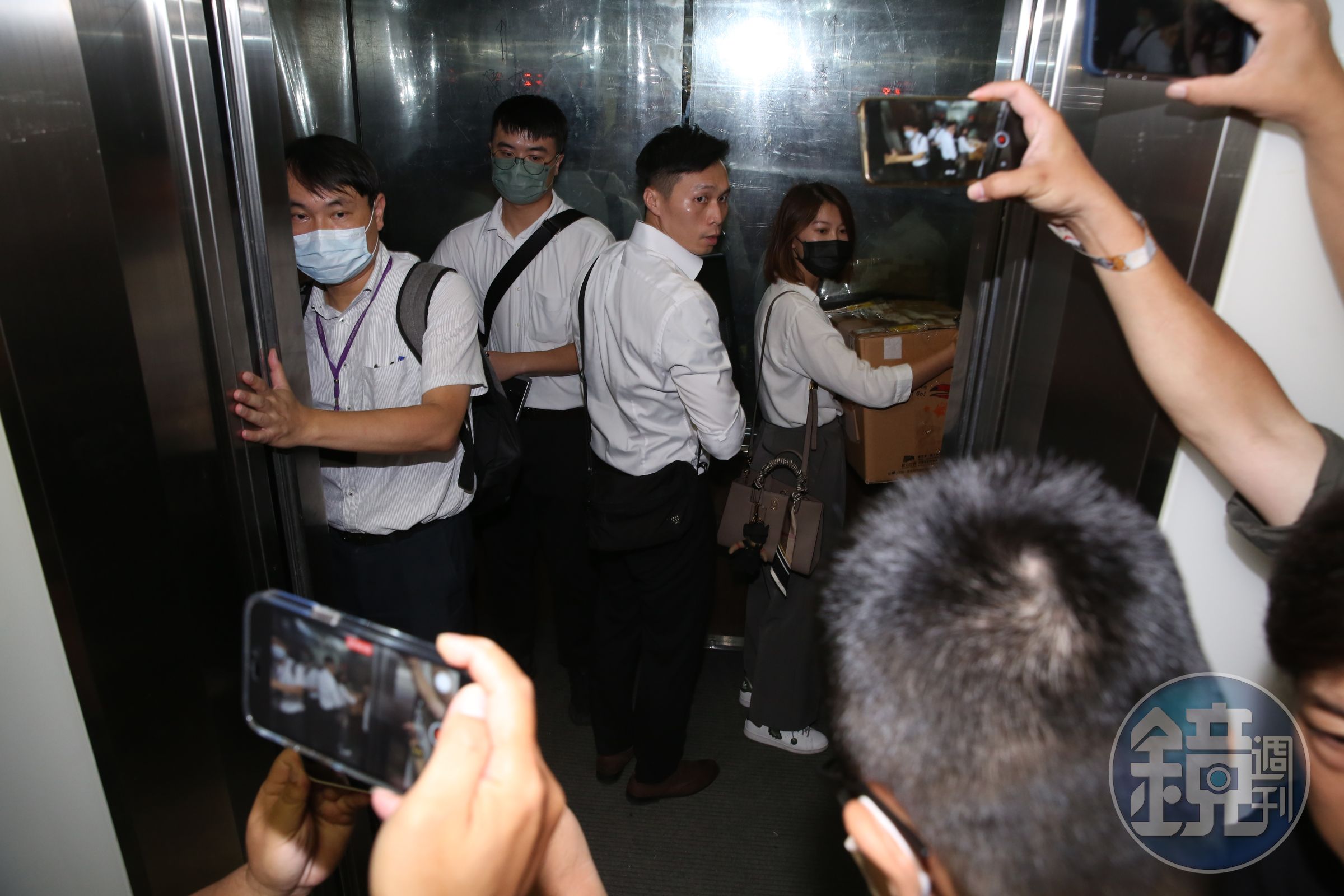檢廉搜索柯辦，帶走2台主機、1箱資料。