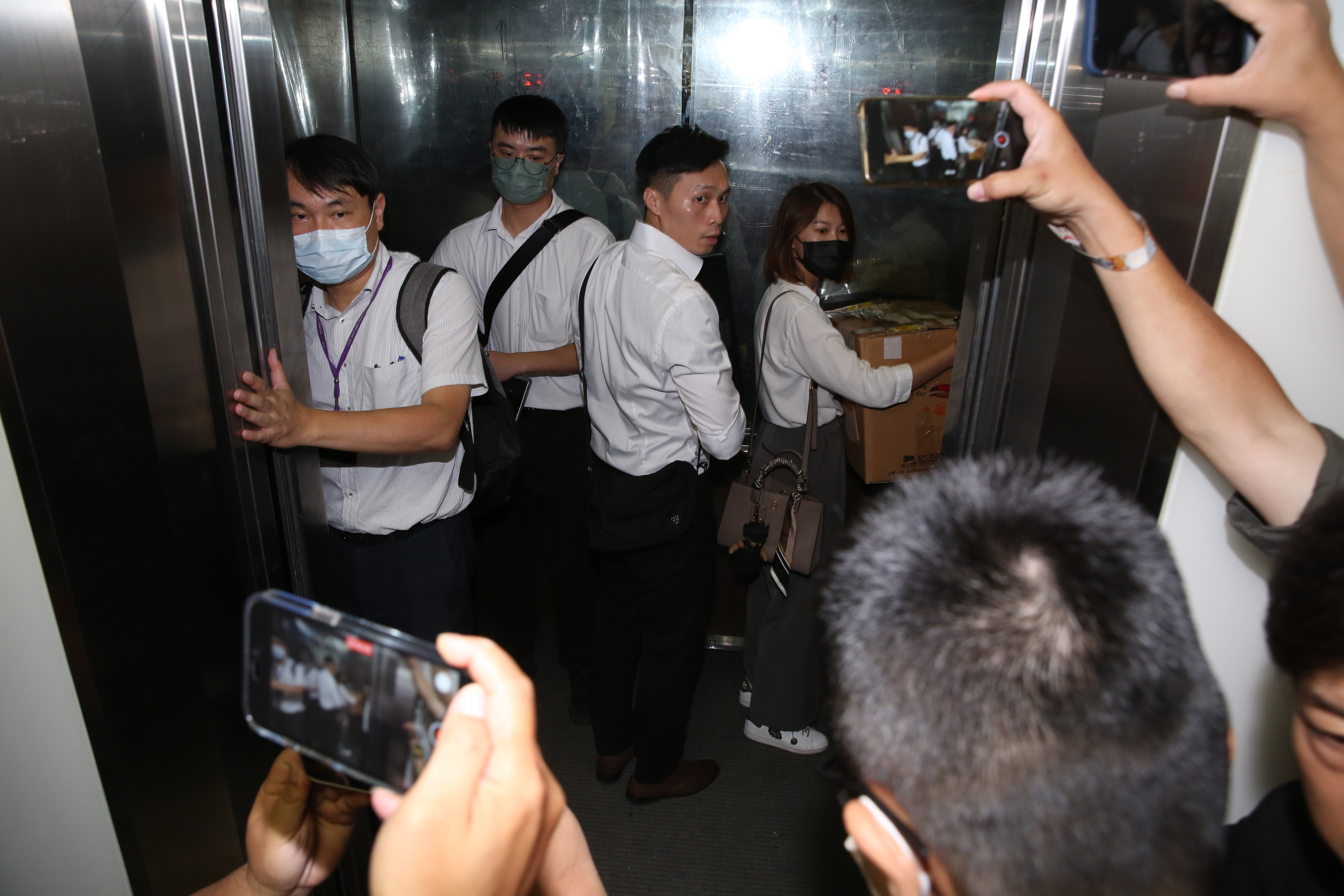 檢廉搜索柯辦，帶走2台主機、1箱資料。