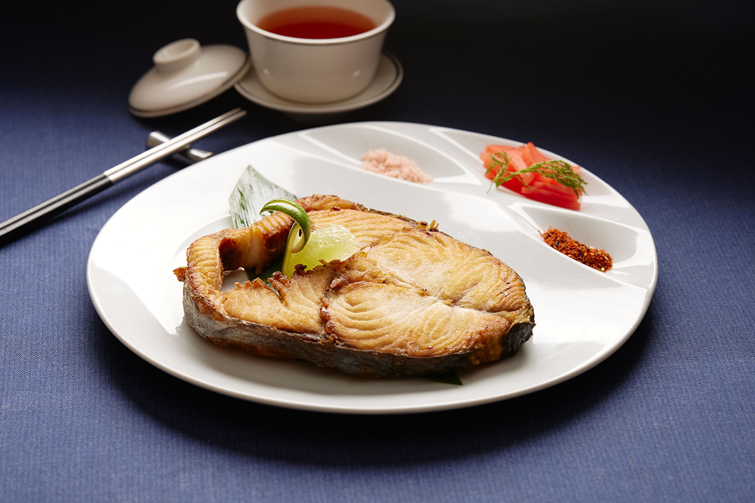 「古法乾煎野生土魠魚」純靠火候逼出魚脂香氣。（1,380元／份）（凱華樓提供）