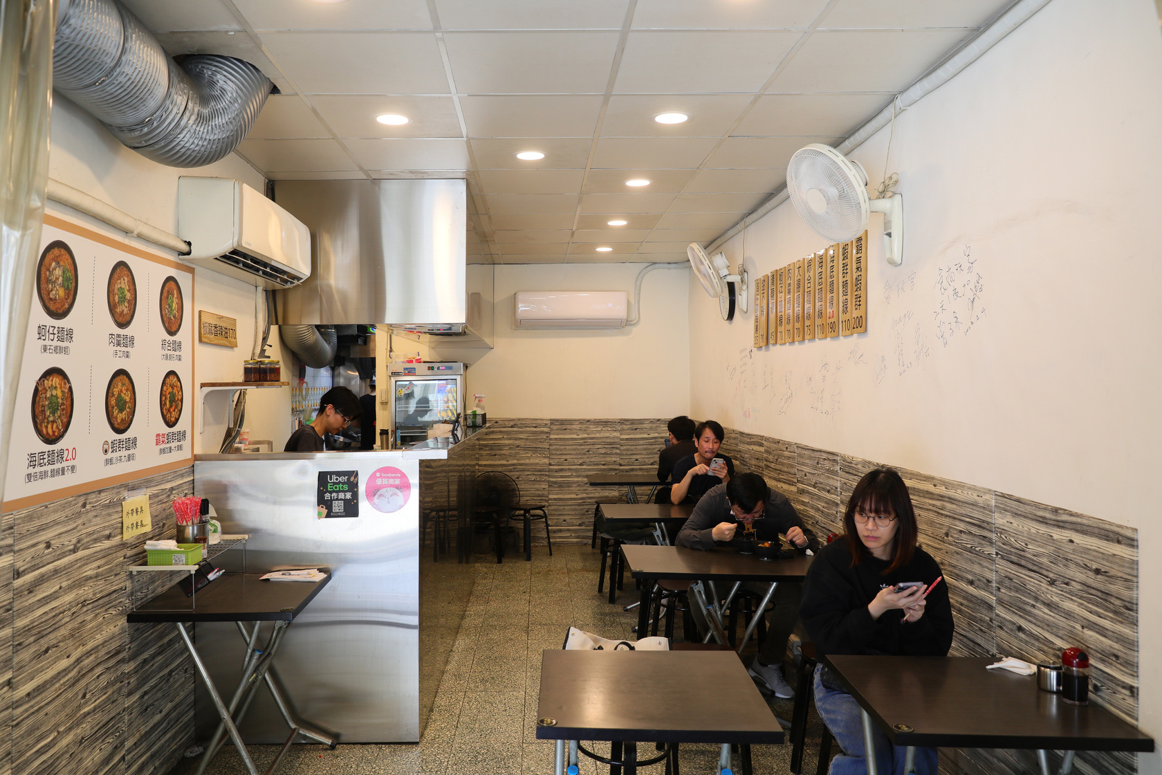 小小的店面由兩姊弟用心經營。