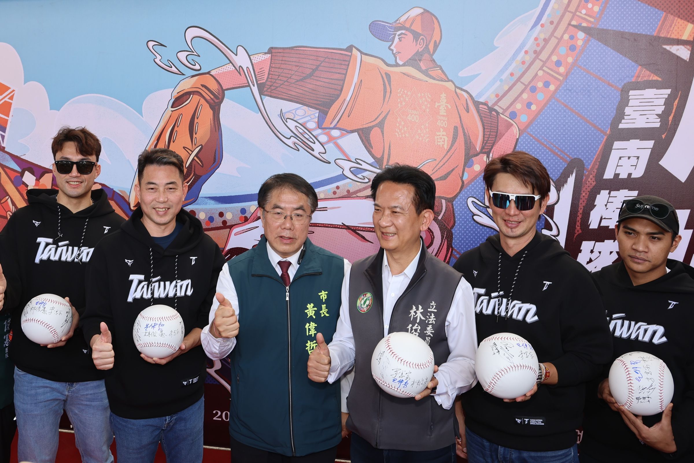 林岳平今與高志綱、潘傑楷、邱智呈今出席「應援!臺南棒球魂」棒球歷史展開幕記者會,與市長黃偉哲、立委林俊憲同台。(台南市政府提供)