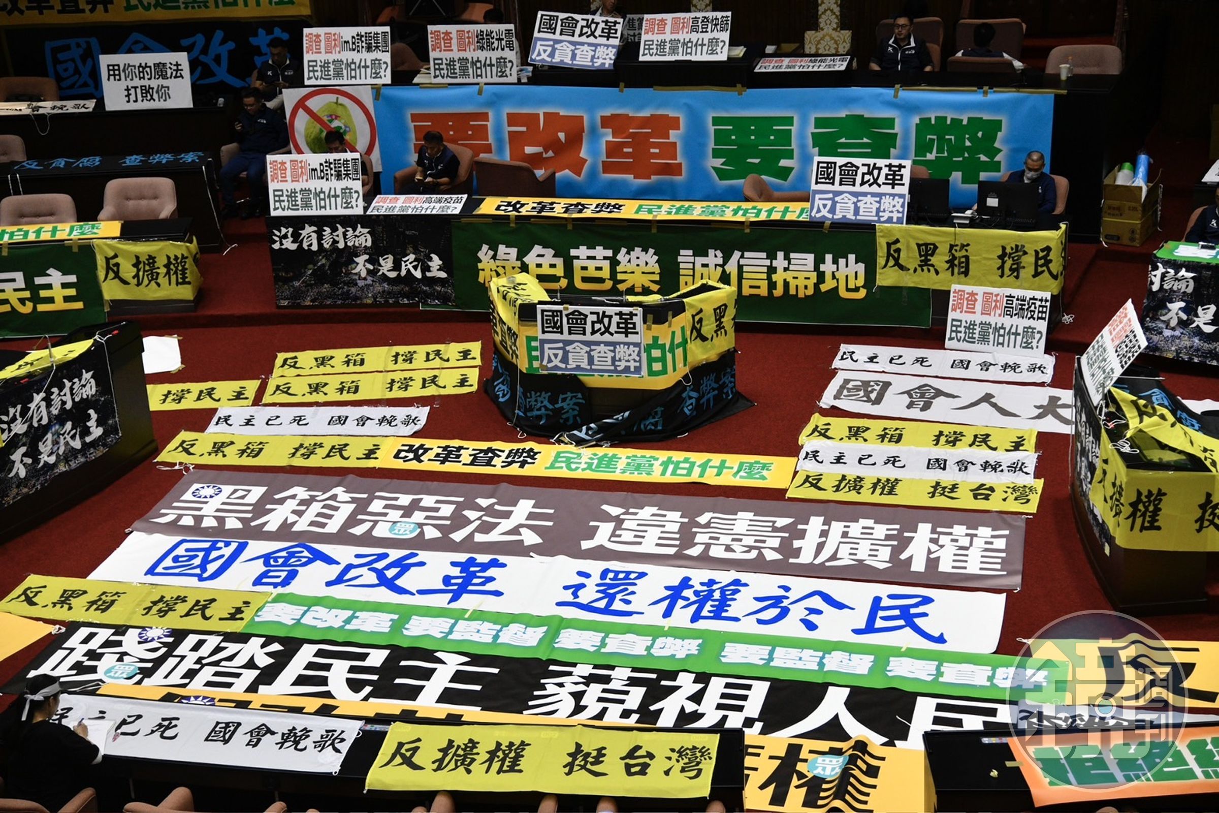 藍綠在議場內貼滿字條海報,為國會改革法案表決大秀做準備。