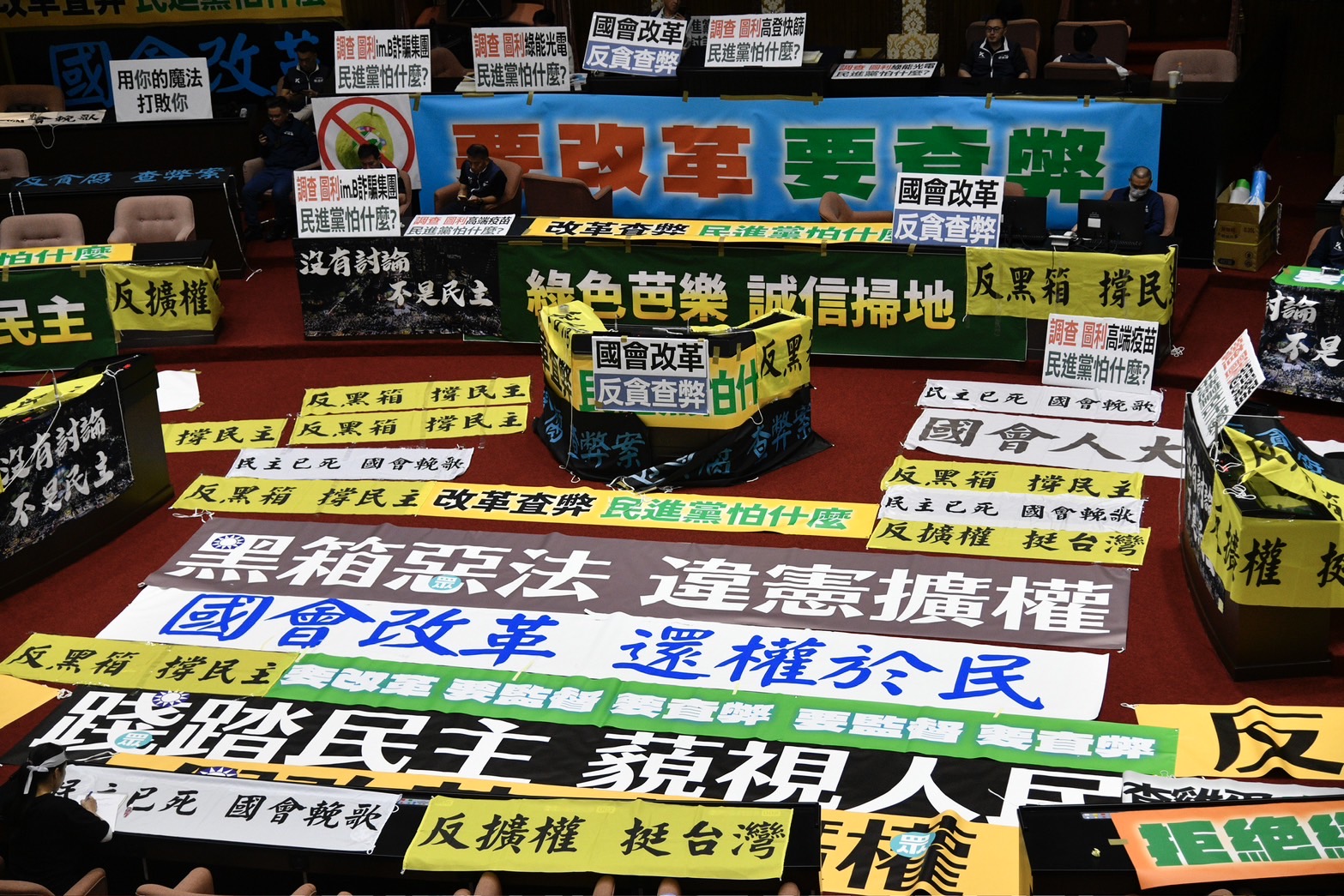 藍綠在議場內貼滿字條海報,為國會改革法案表決大秀做準備。