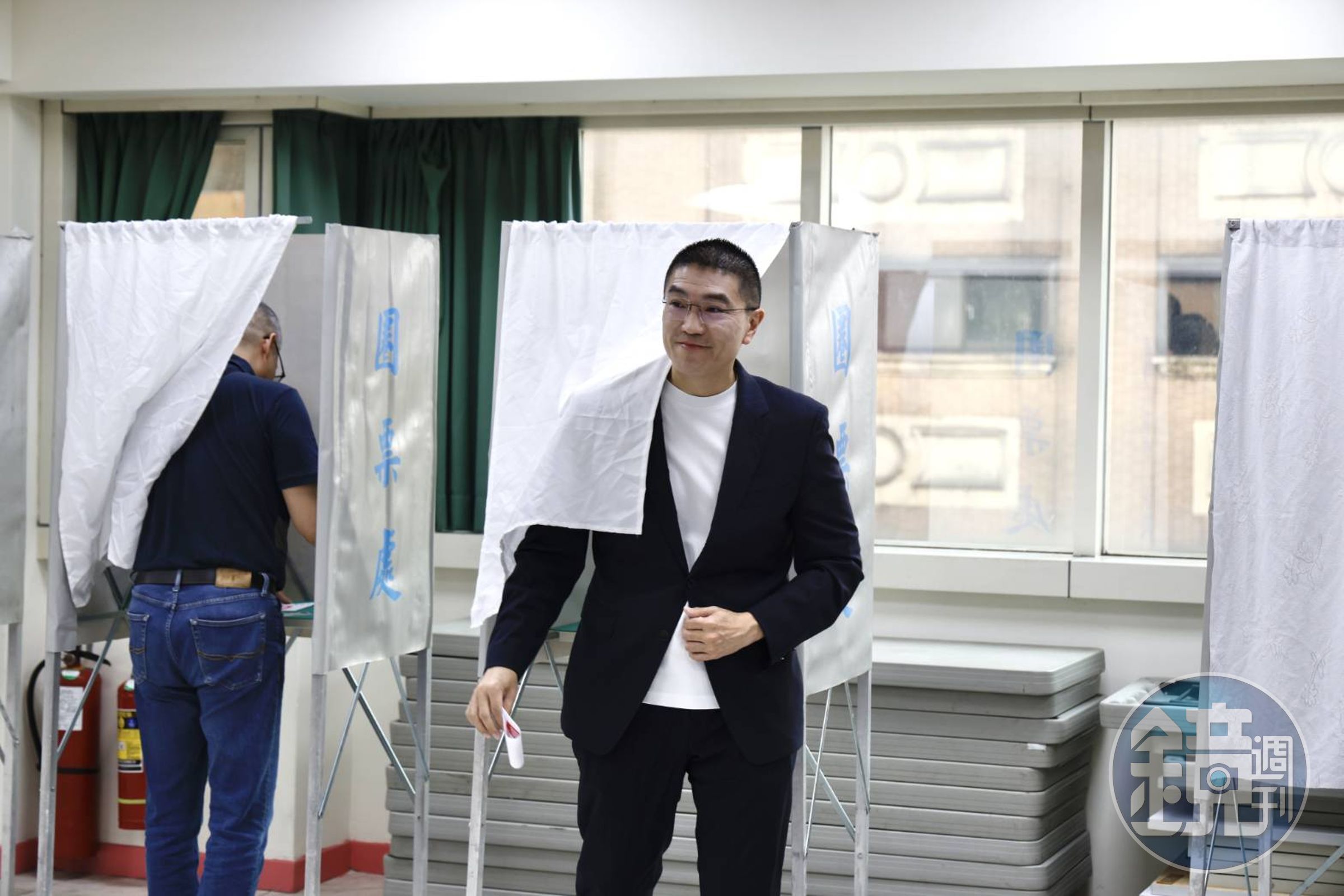 基隆市長謝國樑一大早就現身投票所投票。