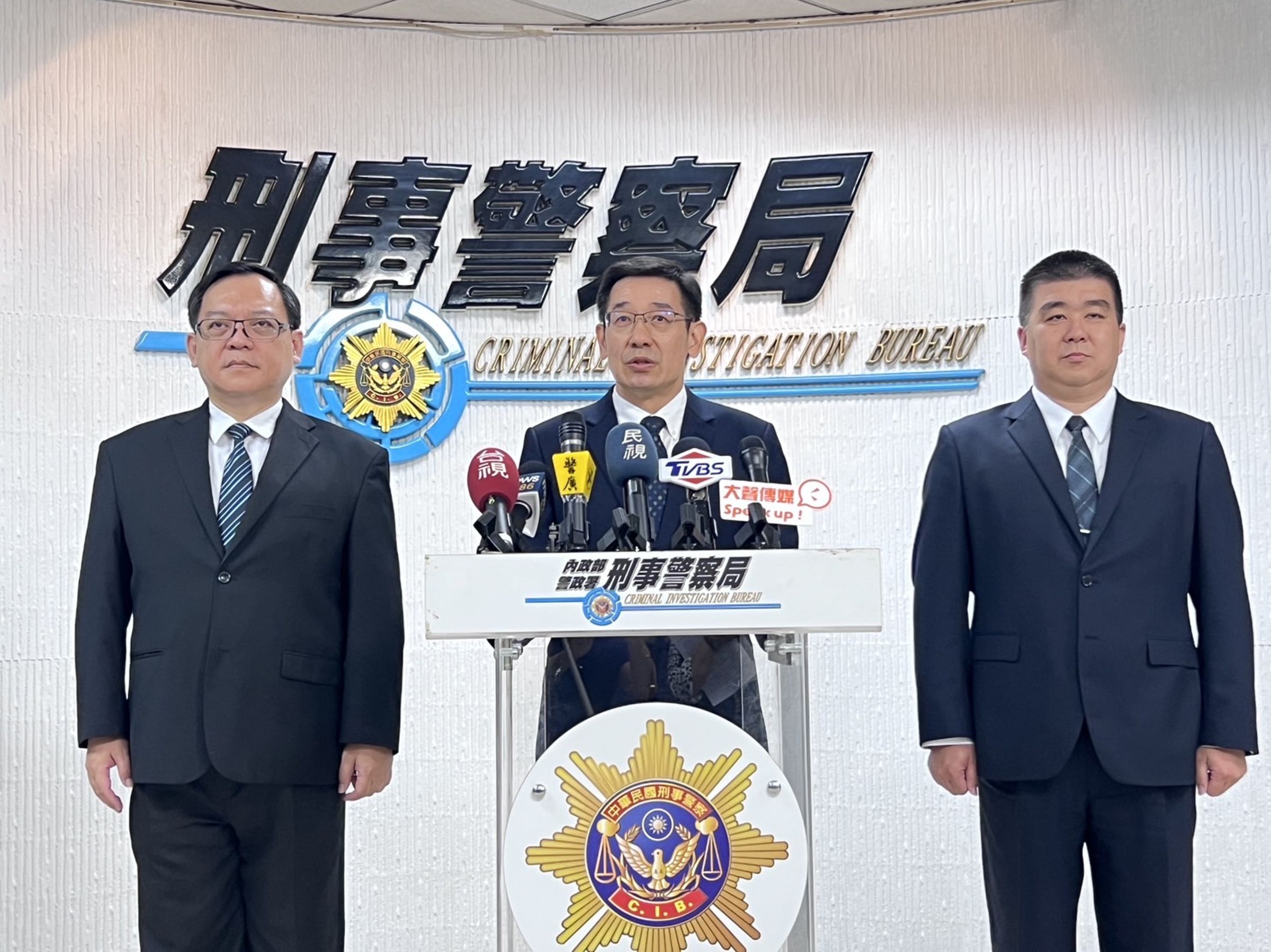 刑事局副局長邱紹洲（中）說明警方偵辦境外敵對勢力介入選舉賭盤進度。（刑事局提供）