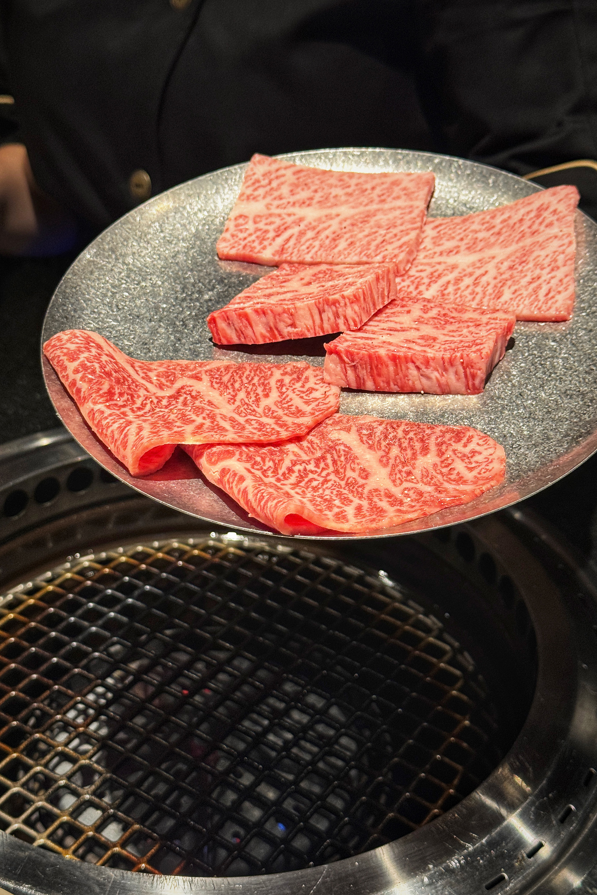 板前中山會依據每天取得的食材設計菜單，比如「後臀上蓋」佐熟成果醋、「老饕上蓋」蘸鹽昆布、「腿三角」搭配山葵胡椒等。