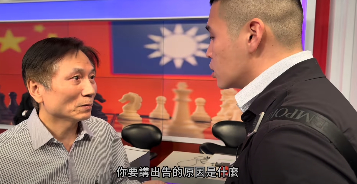 詹江村和閩南狼昨在攝影棚正面交鋒，事後詹喊告強制罪。（翻攝自YouTube攝徒日記）