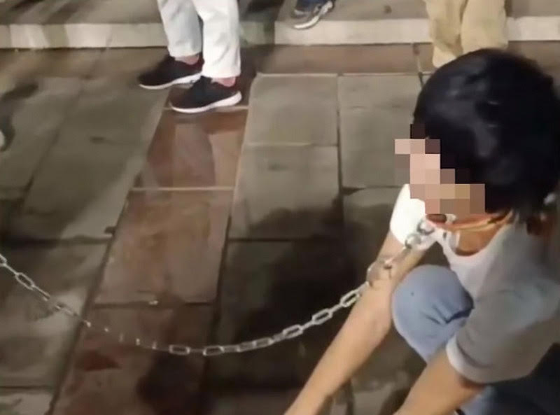 中國山西有直播主因為賭輸，竟戴上鐵鍊項圈扮狗，當街被遛。（翻攝微博）