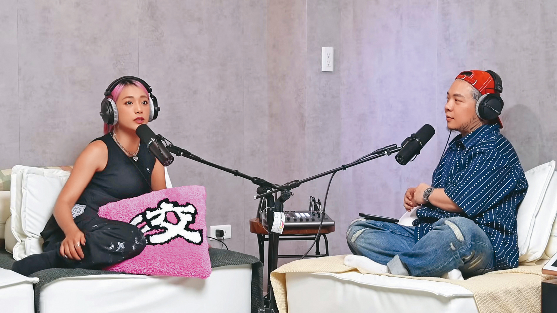 先前曾是「樂天女孩」的阿布舞(左)自曝馬傑森與她分手後,馬上無縫接軌交往林襄。這段話也被質疑三人感情線有重疊。