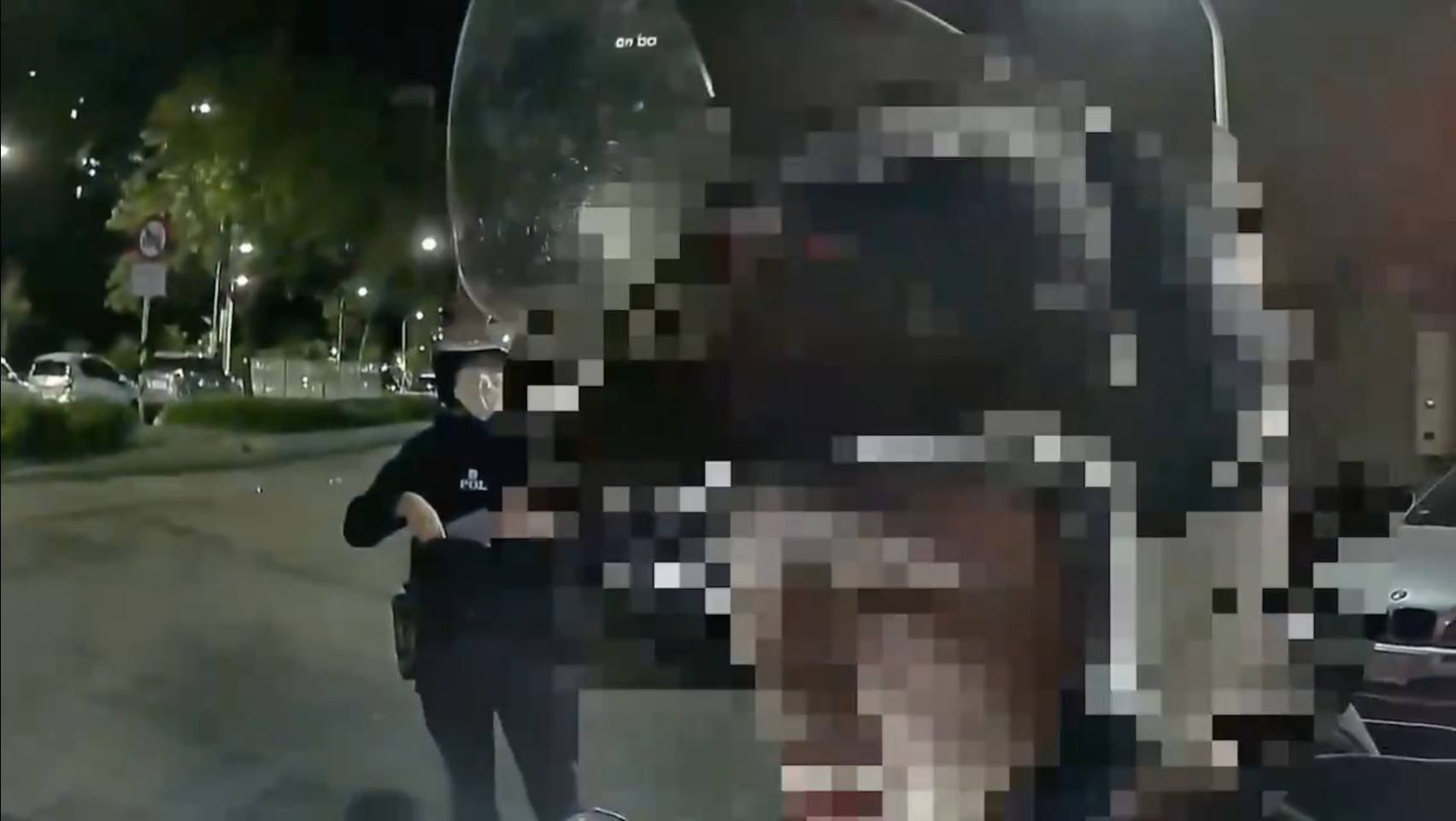 邱男騎車載張姓友人因交通違規被警方攔查，還被查出擁喪屍菸彈。（翻攝畫面）