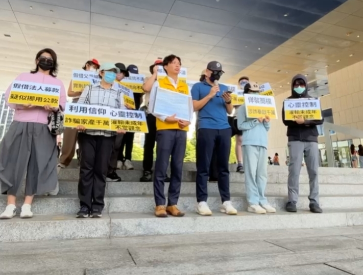 台中富足教會的受害教友今出面指控牧師一家。（翻攝自鄒明諺臉書）