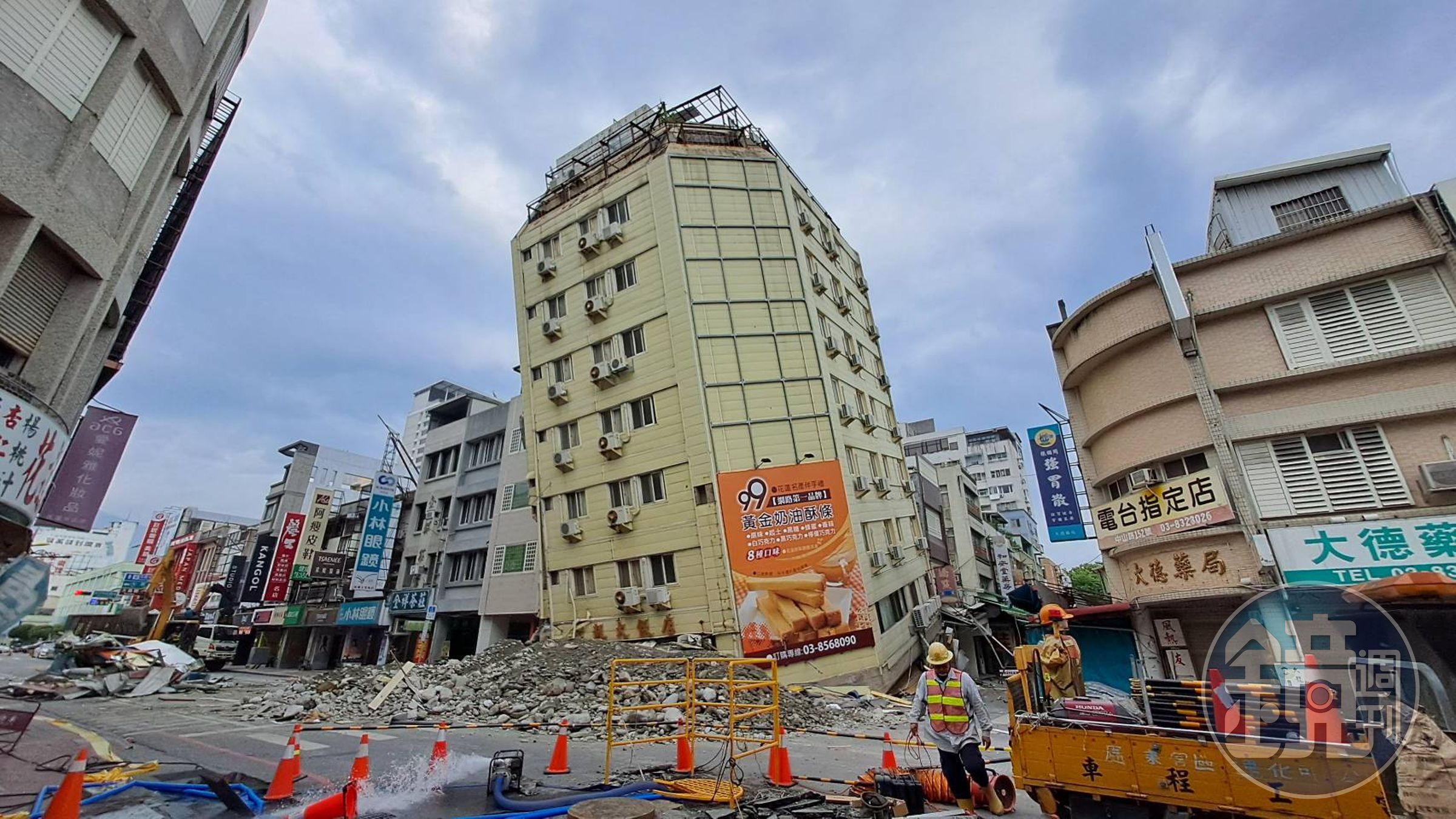 花蓮富凱大飯店因423地震傾斜,目前已展開拆除作業。