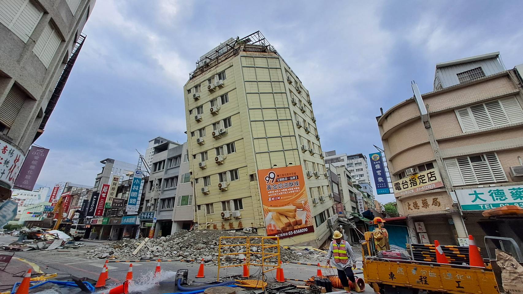 花蓮富凱大飯店因423地震傾斜，目前已展開拆除作業。