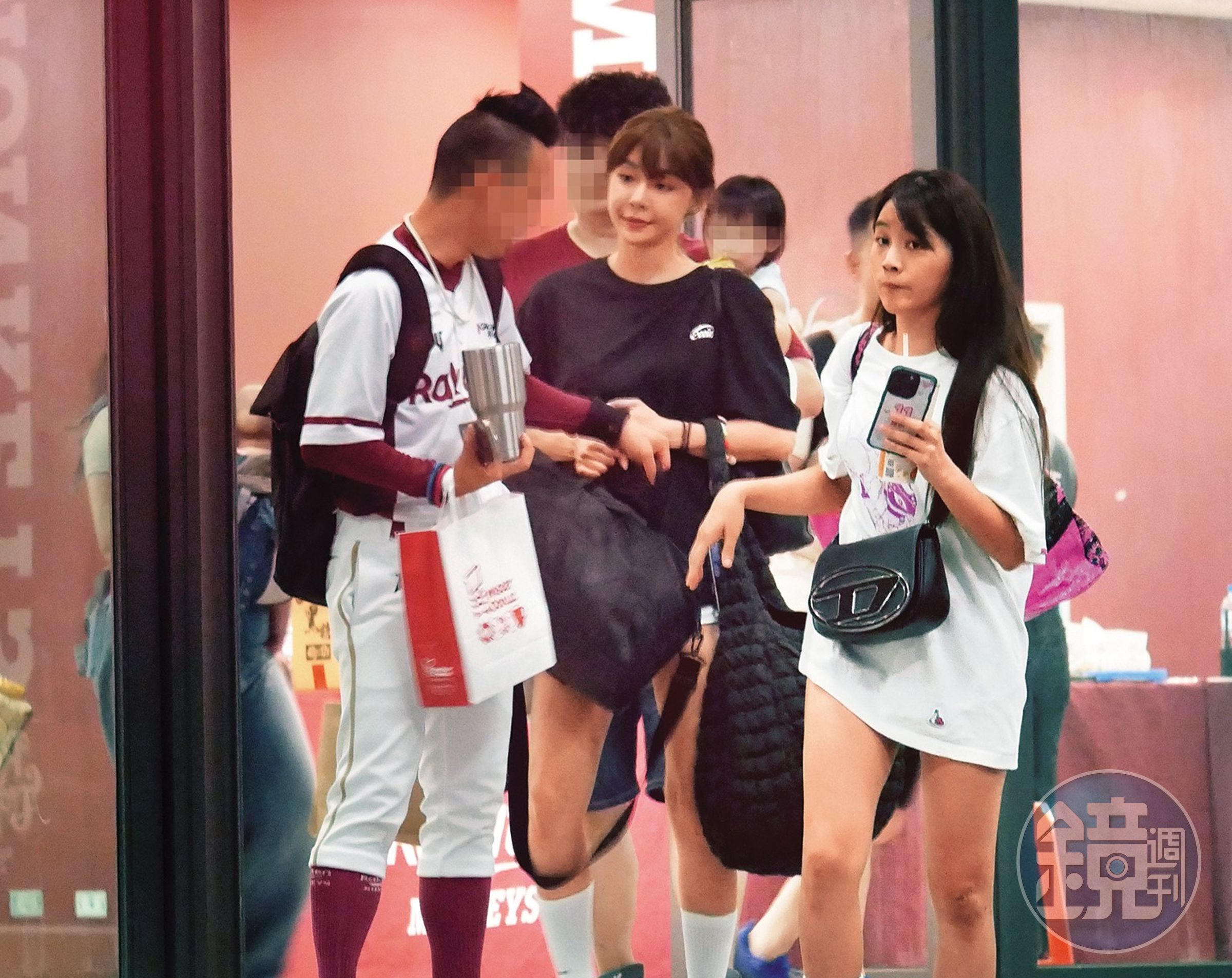 7月18日 22：09，本刊直擊穿黑衣的陳怡叡（右2）與隊友陳伊（右1）下班後離開樂天桃園球場。