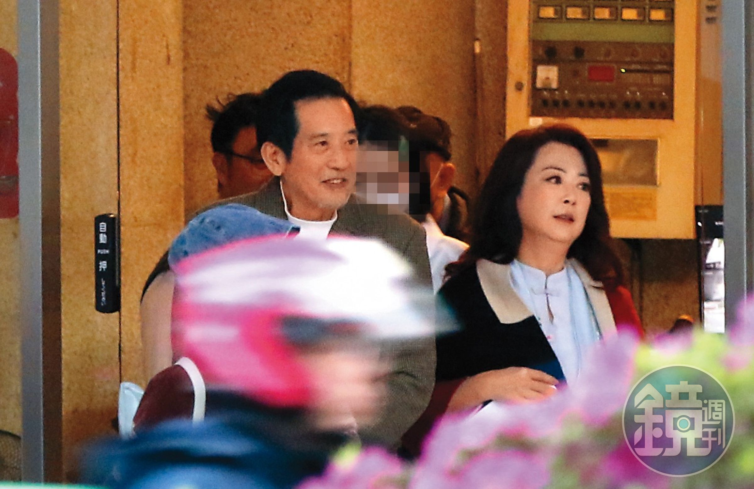 3月18日17：57，秦漢（左）與昔日瓊瑤劇老搭檔趙永馨（右）相偕走出大樓。