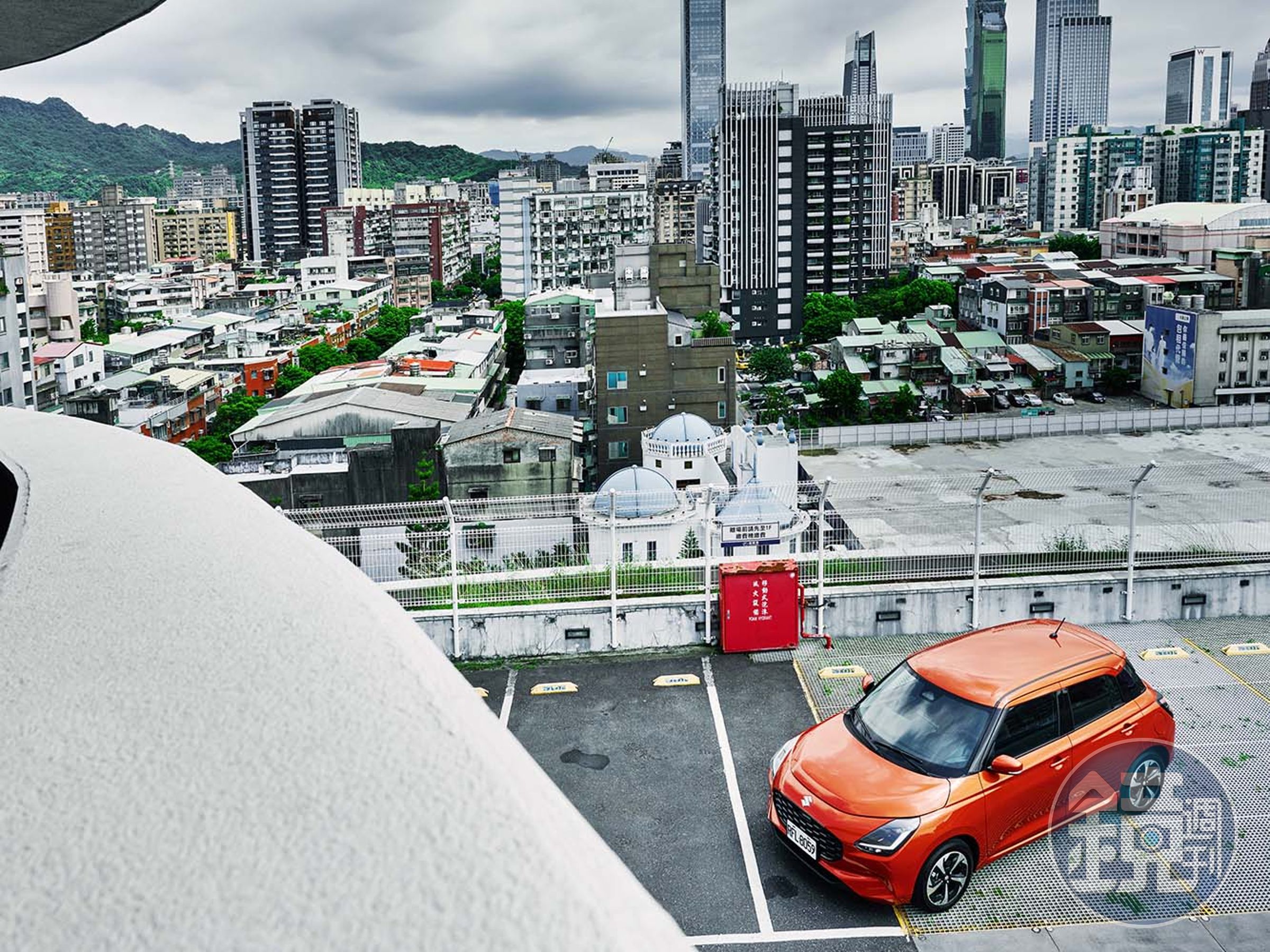 第四代Swift沿用了蚌殼式引擎蓋、八角形蜂巢式水箱護罩等車款經典設計。