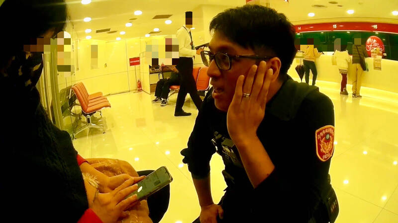 前金分駐所員警趕赴銀行，阻止老婦人匯款給詐欺集團。（讀者提供）