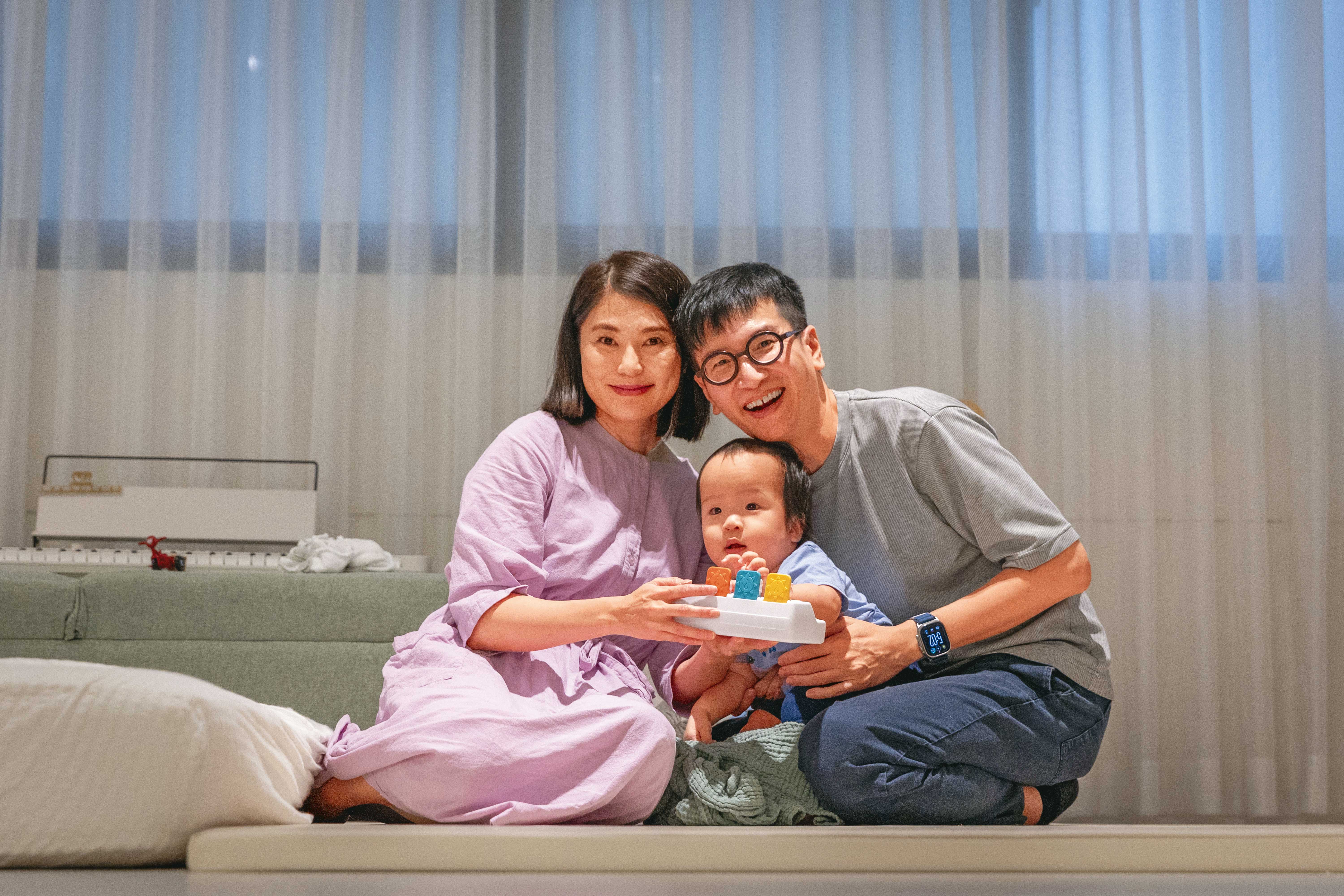 影響女性選擇晚育的原因很多，部落客吳敏髣（左）與丈夫楊登傑（右）因為工作常常出國，擔心無法當好爸媽，直到46歲才生兒子。