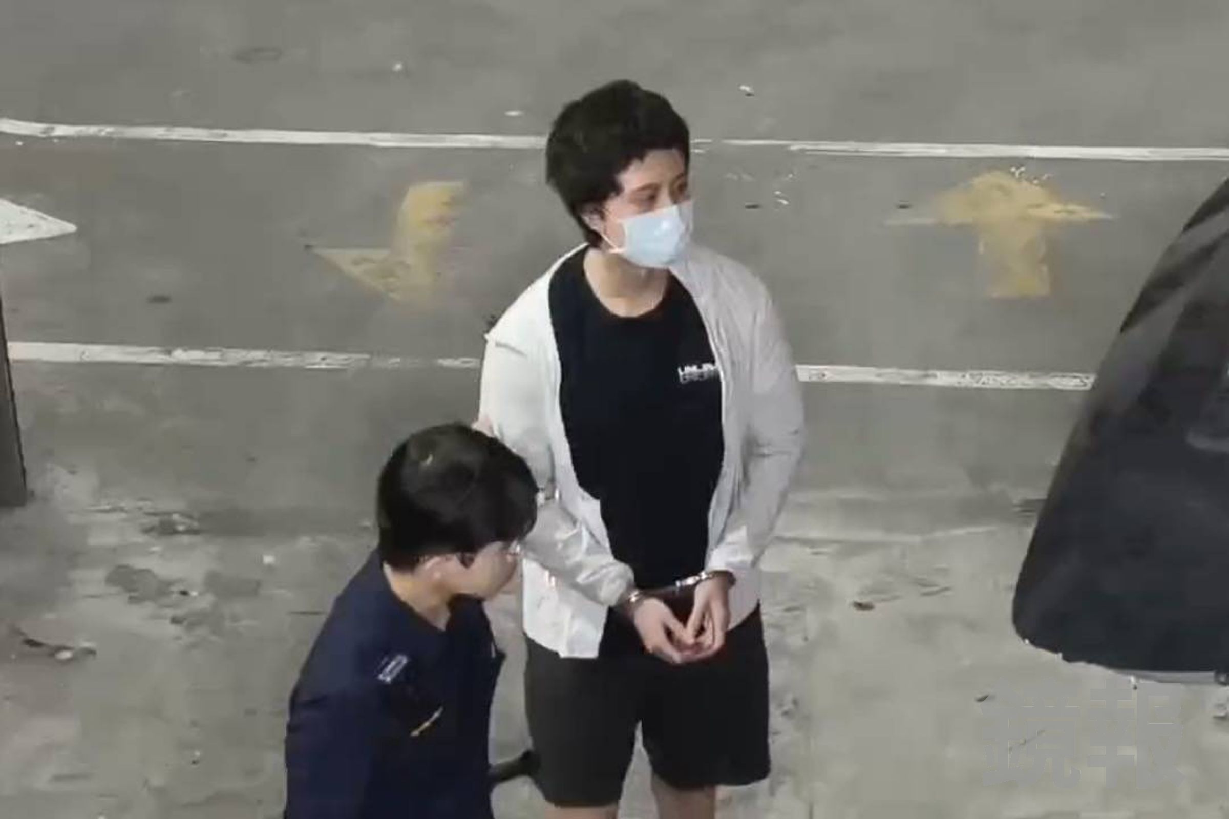 孫安佐昨被羈押後,被上手銬、腳鐐踏上囚車。(鏡新聞提供)