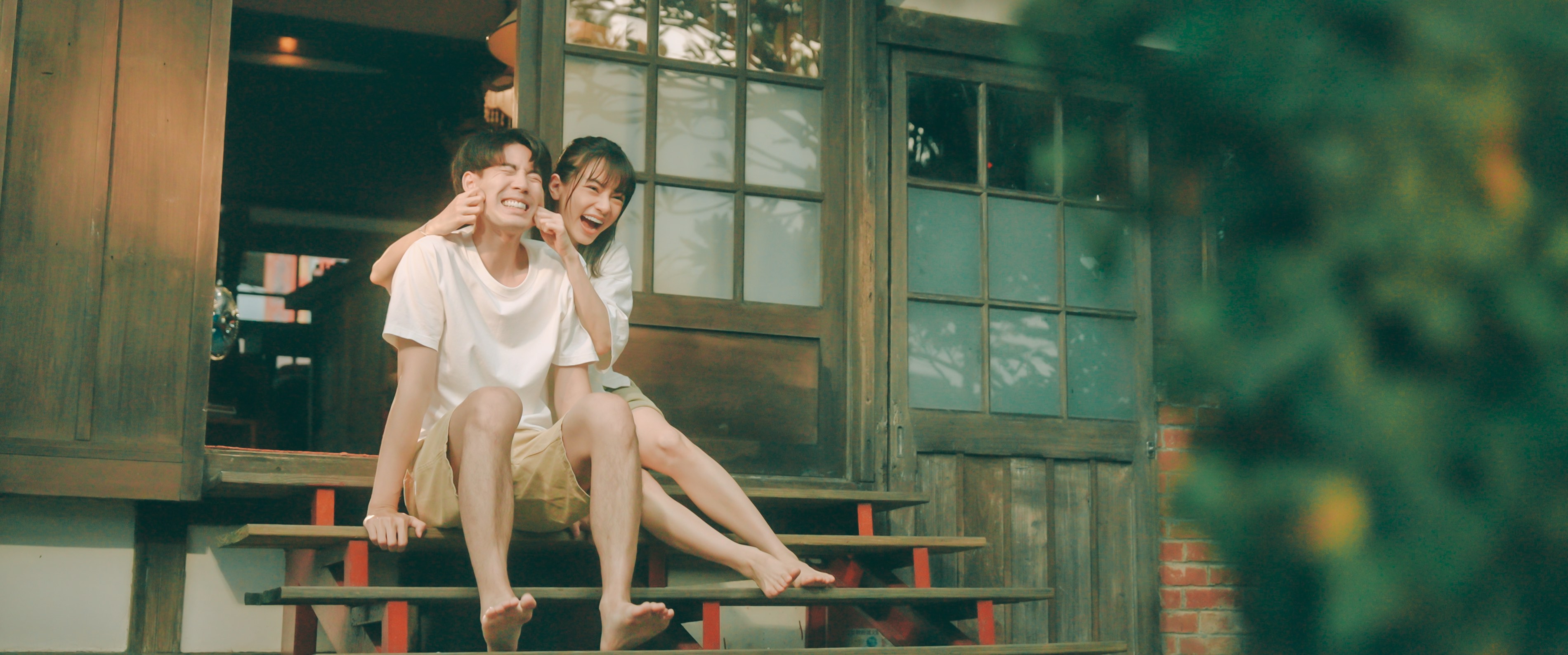 姚愛寗（右）和王孝程（左）在〈頭城——悼F〉MV擔任男女主角。（目宿媒體提供）