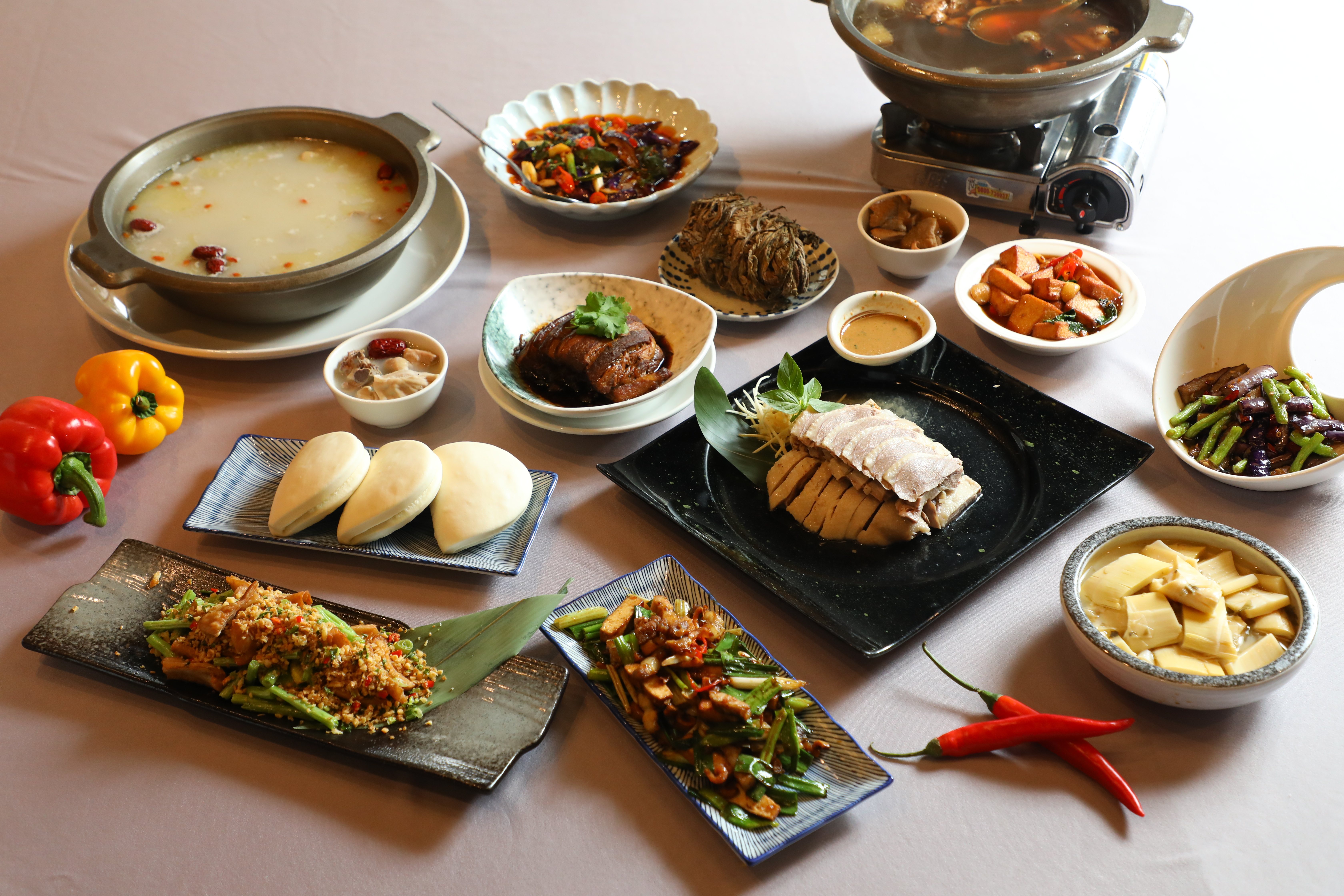 位於桃園藝文特區的「楊梅宴遇」，專賣客家菜色與各式熱炒，年菜也很澎湃。