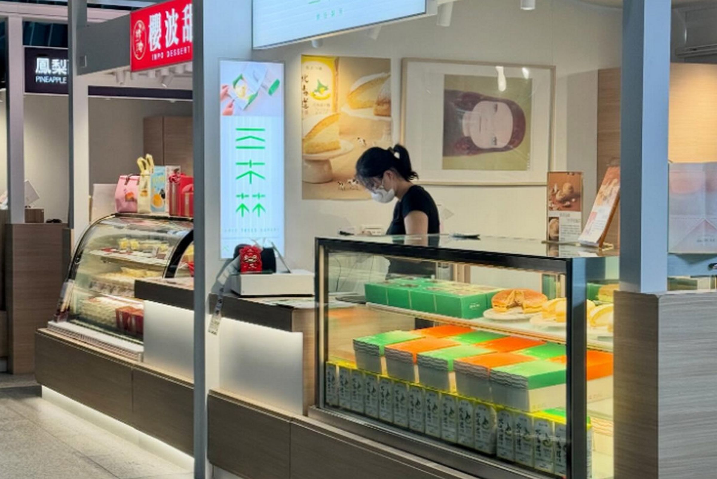 嘉義高鐵某家店懸掛的奈良美智畫作掛歪,被本尊在社群提醒糾錯。(翻攝threads@michinara3)