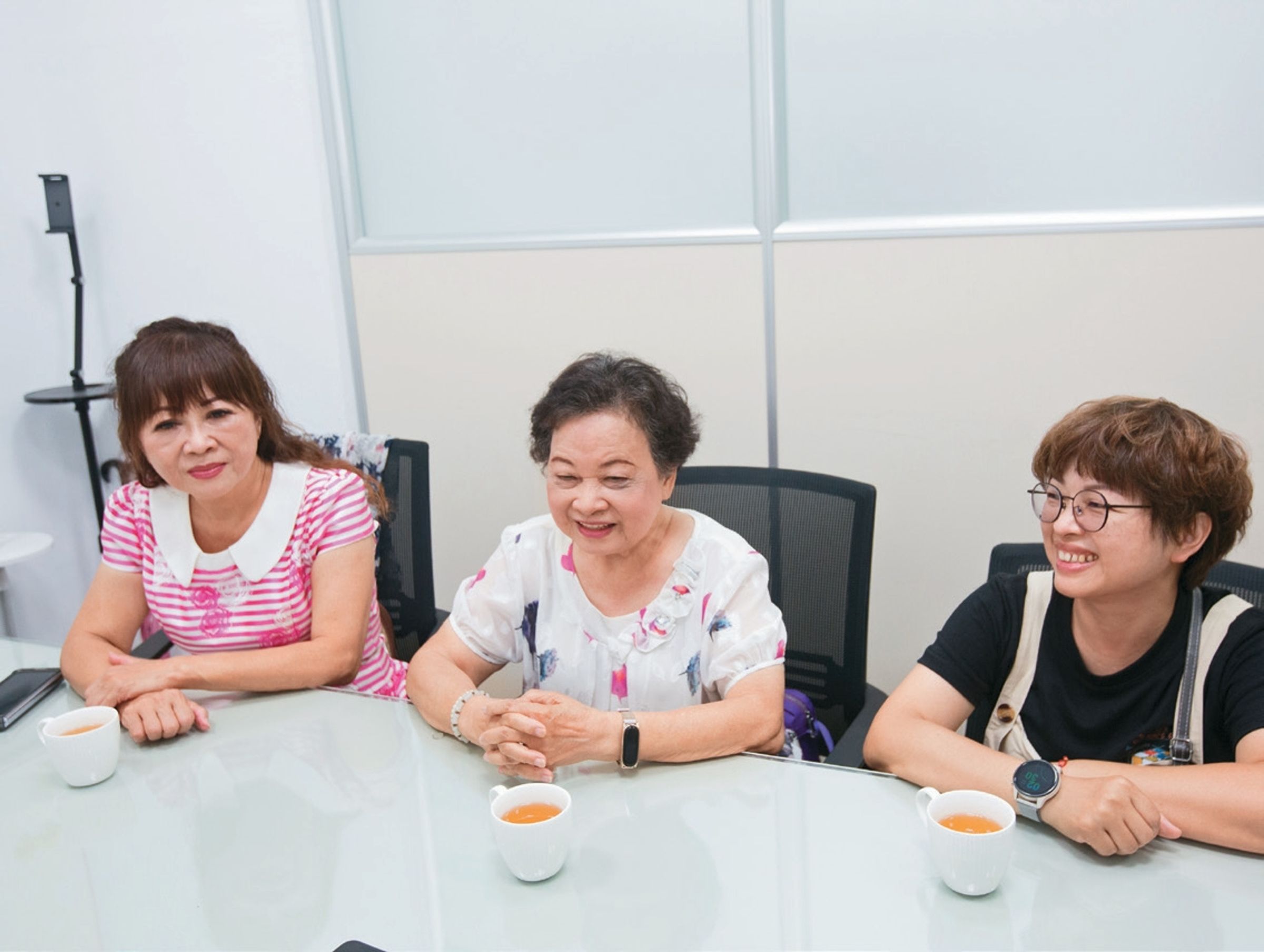 黃美智與女兒們一起接洽彰化縣消防局捐贈事宜。