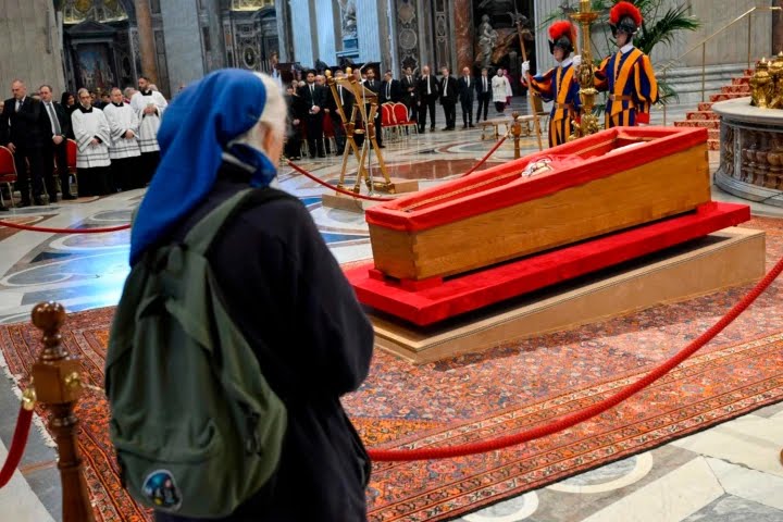 珍妮維耶芙在靈柩前哭別好友方濟各。（翻攝X@lariveradefrida）
