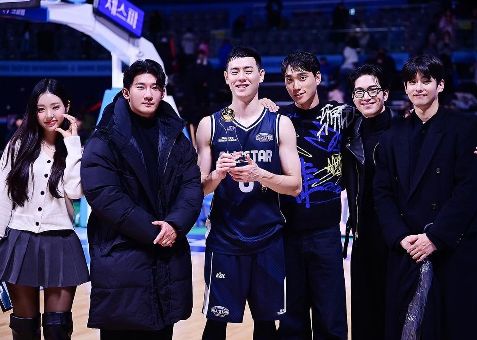 李官熙（左三）是职业篮球选手，上週末《单身即地狱》成员们一起到场替他的球赛打气。（翻摄自朴民奎Instagram）